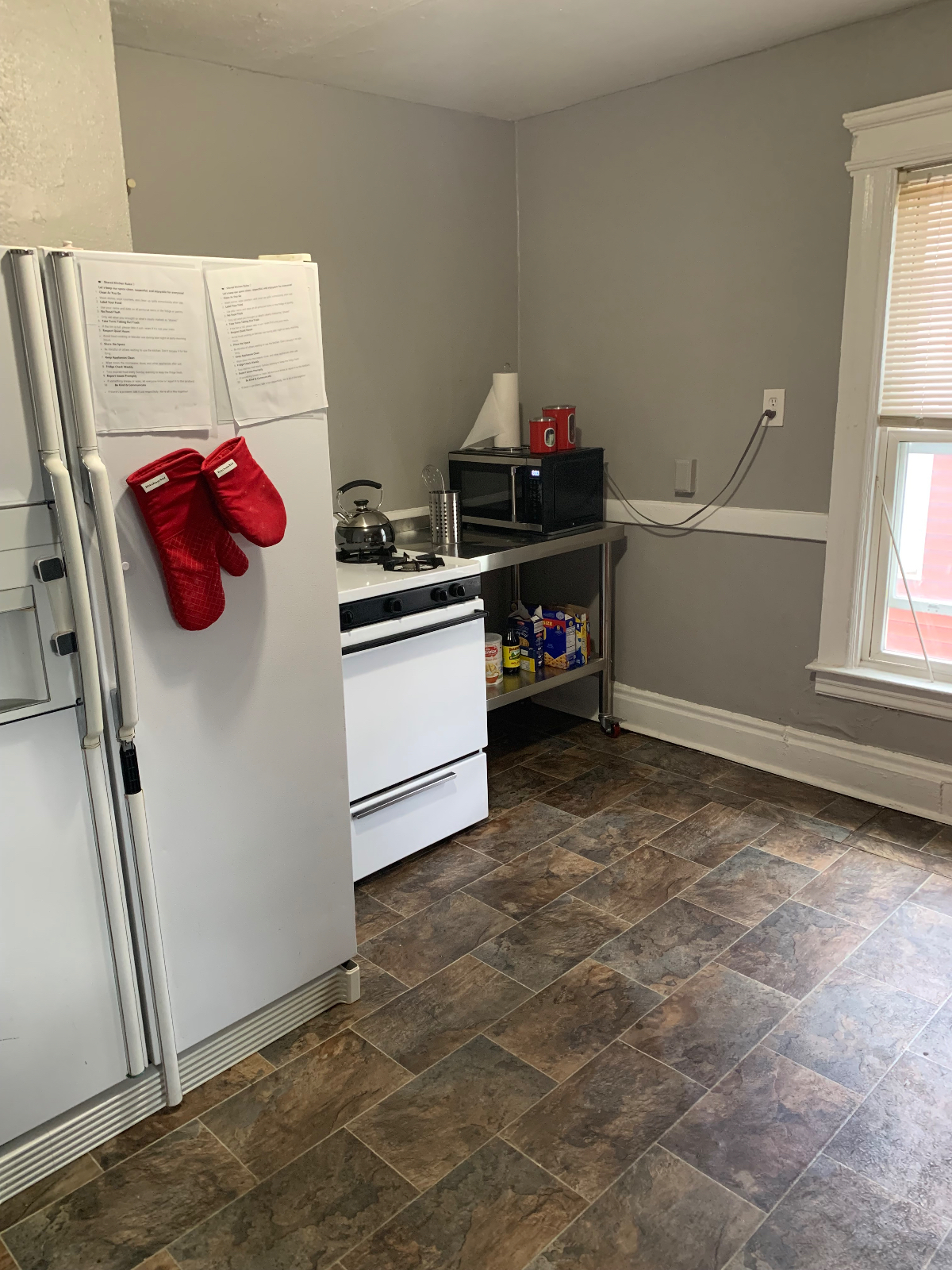 Spacious for bedroom Co living home for traveling professionals all utilities included $950/mo - Photo 4