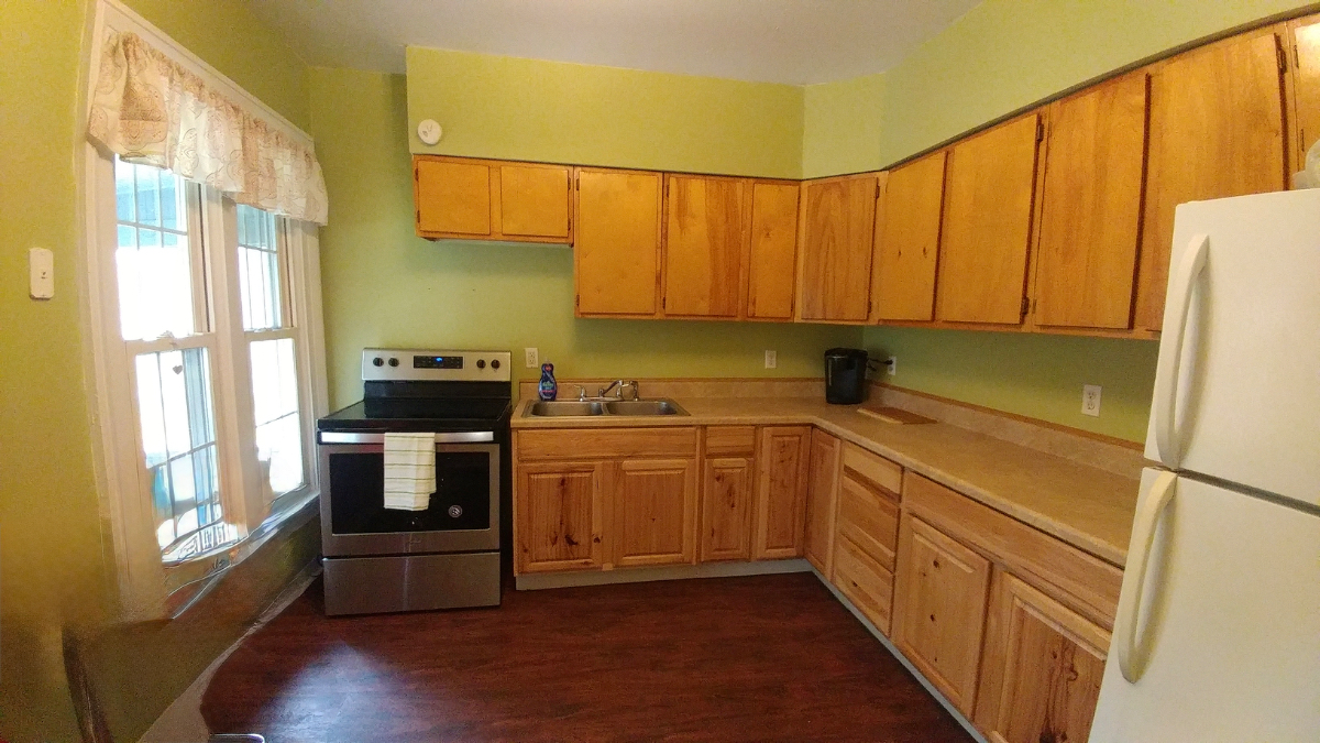 Sunny and Spacious Apartment - Photo 1