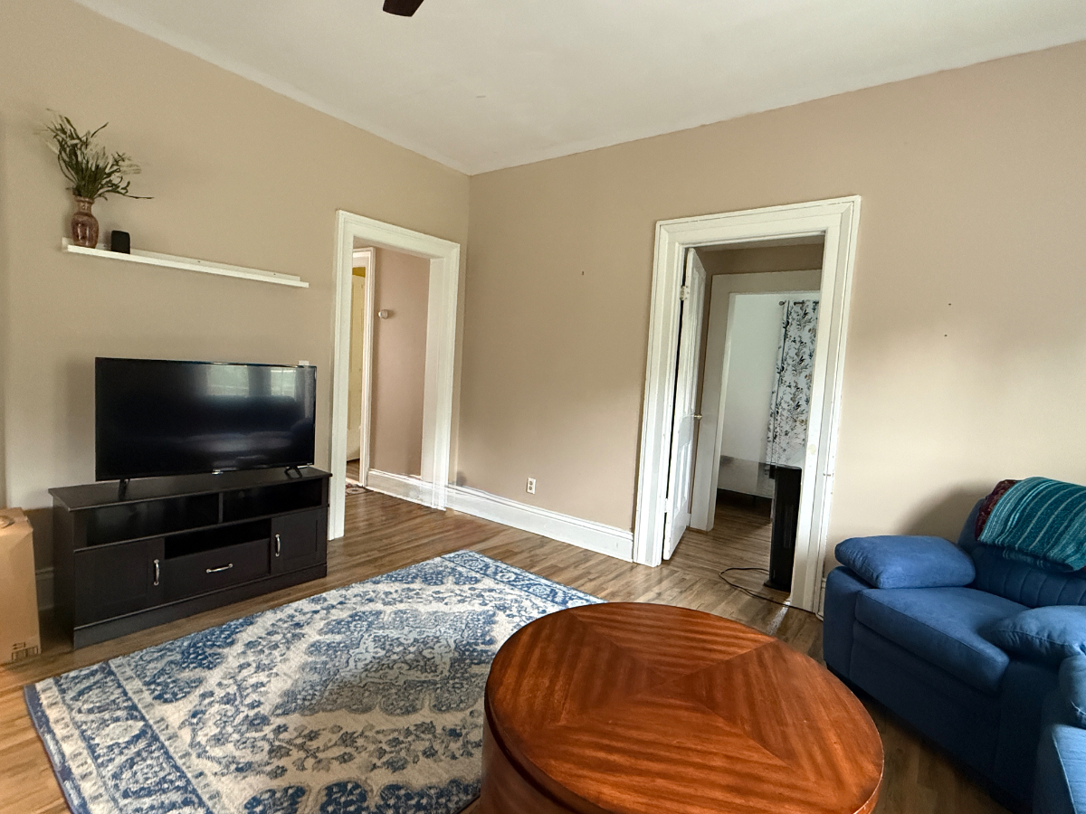 Sunny and Spacious Apartment - Photo 4