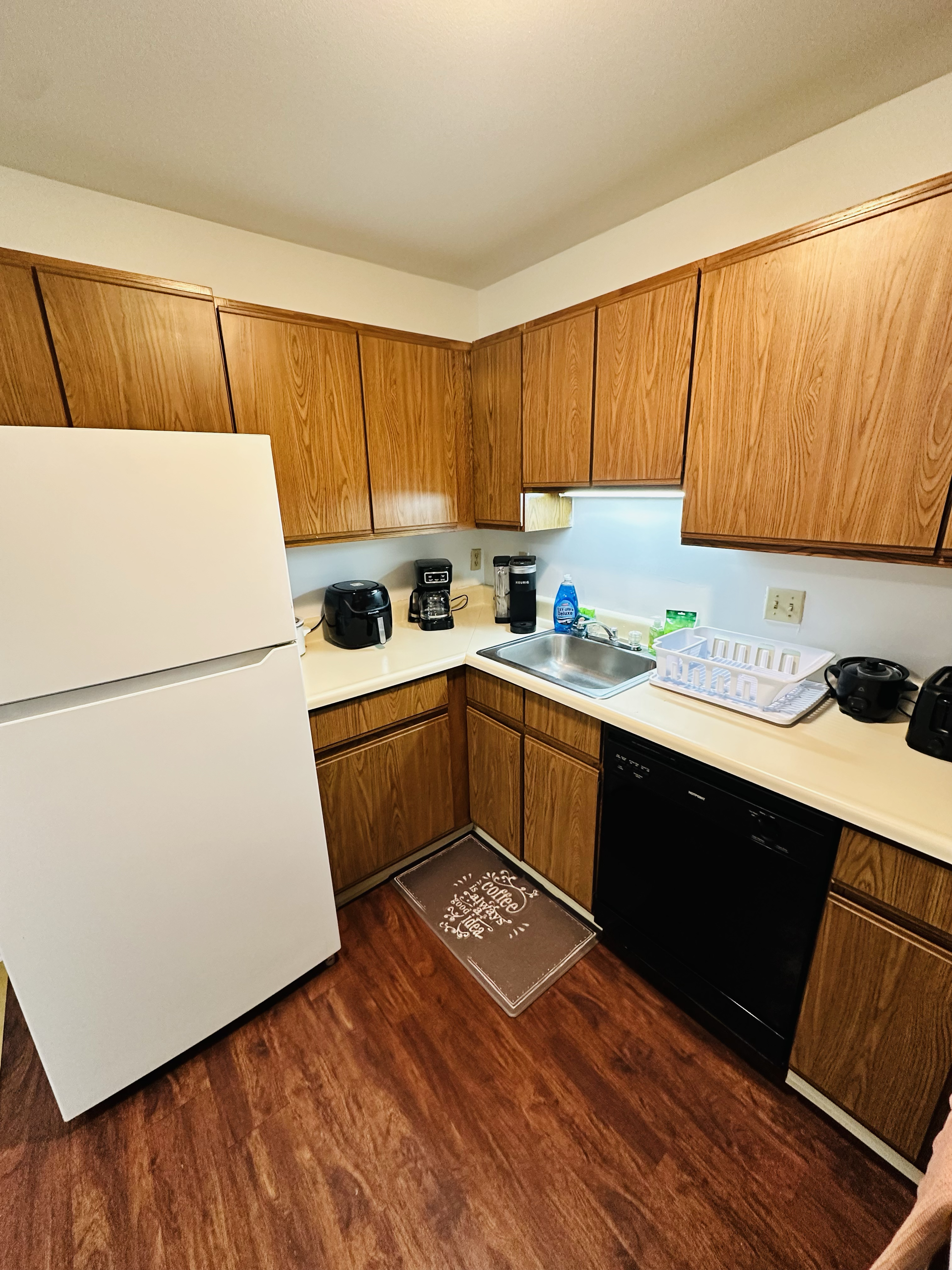 Cozy 2 bedroom apartment 12 mins from SYR Airport and Destiny USA mall - fully furnished , can be re - Photo 9
