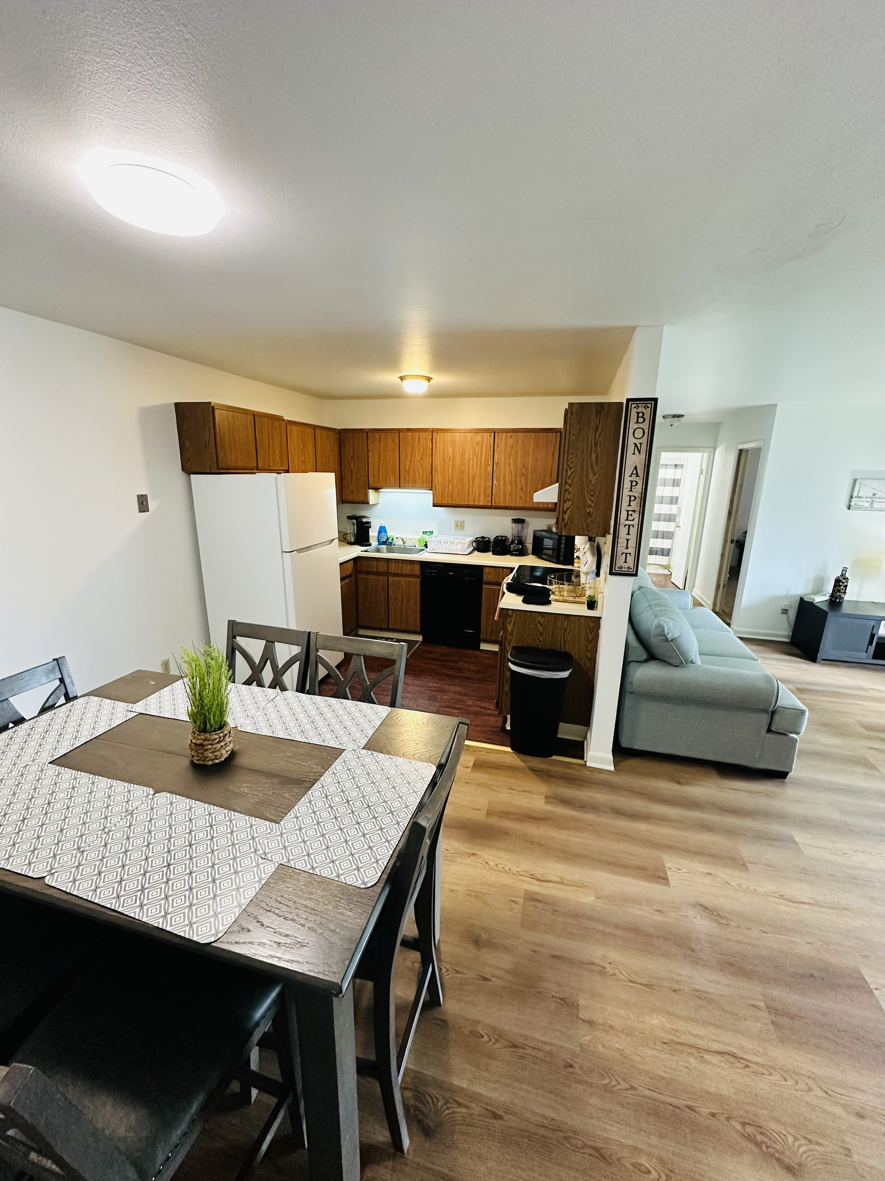 Cozy 2 bedroom apartment 12 mins from SYR Airport and Destiny USA mall - fully furnished , can be re - Photo 6