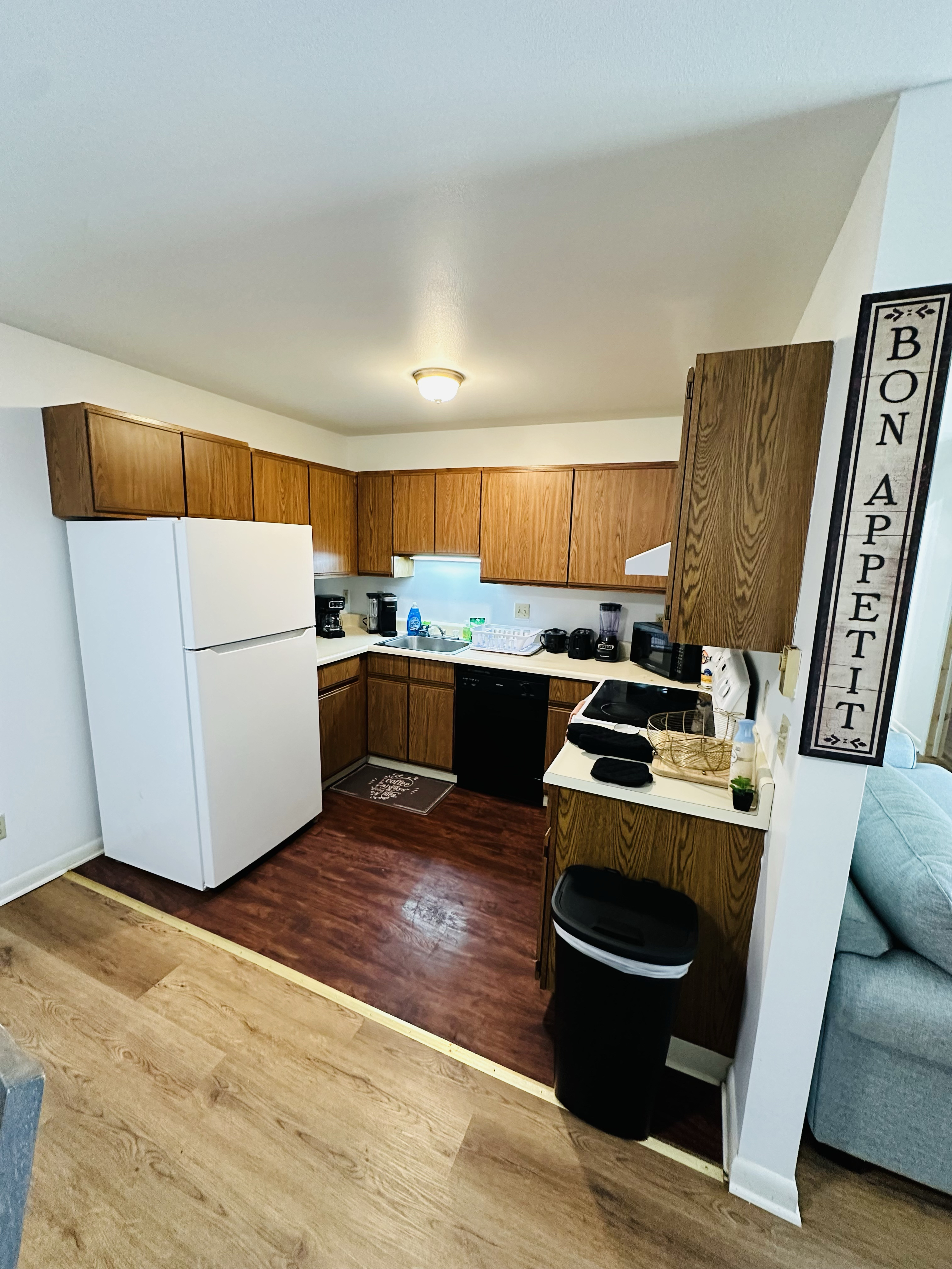 Cozy 2 bedroom apartment 12 mins from SYR Airport and Destiny USA mall - fully furnished , can be re - Photo 8