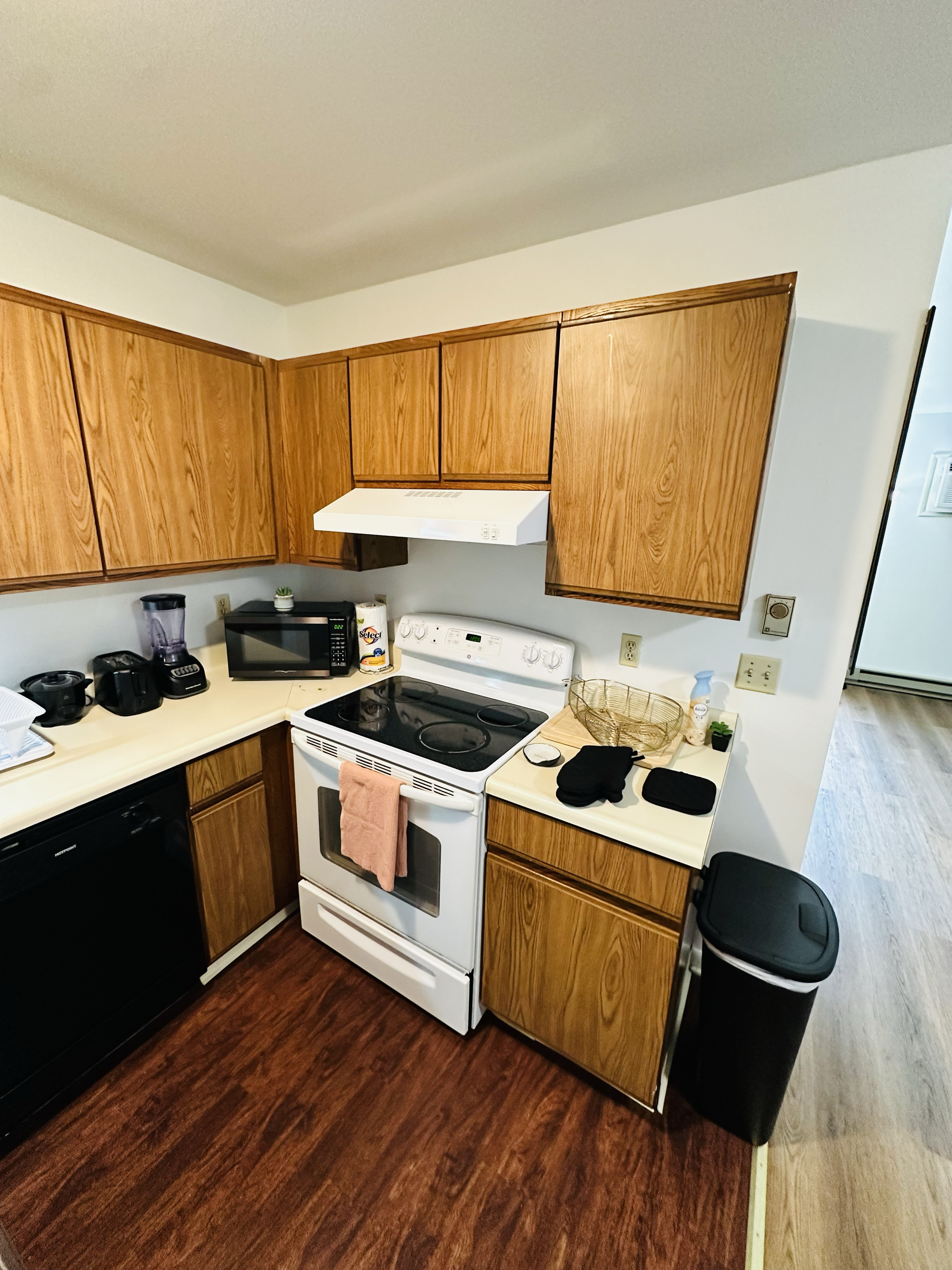 Cozy 2 bedroom apartment 12 mins from SYR Airport and Destiny USA mall - fully furnished , can be re - Photo 11