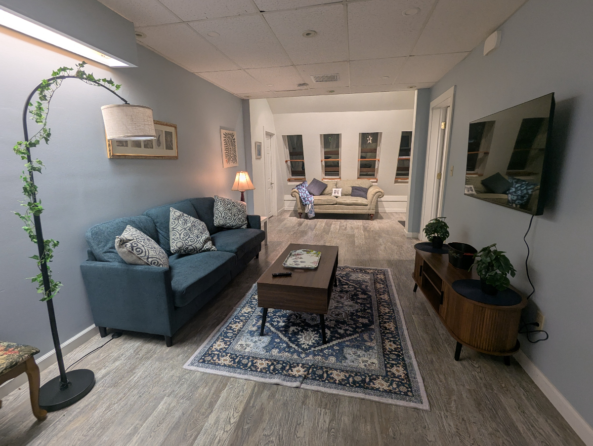 Relaxing, quiet, stylish apartment close to everything, yet nestled in the woods. pet friendly! - Photo 2