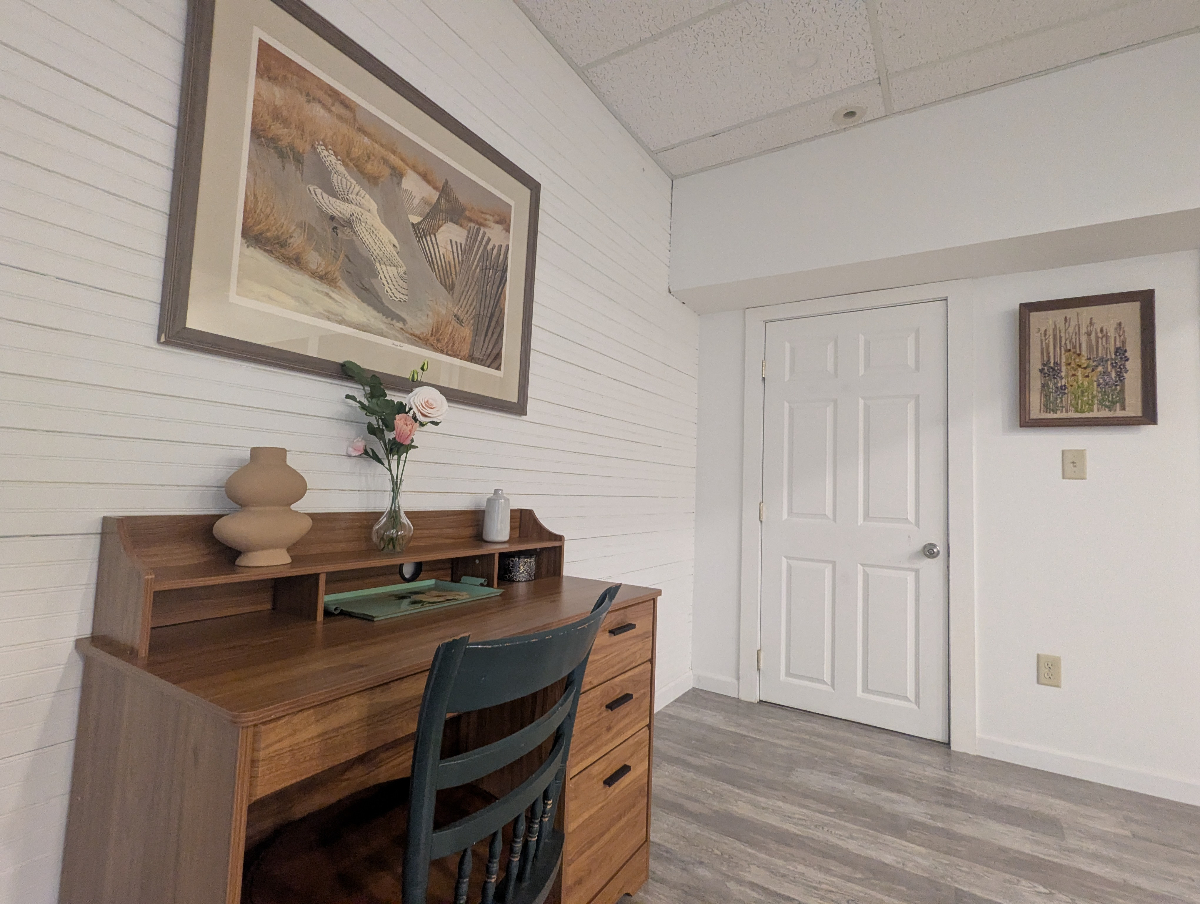 Relaxing, quiet, stylish apartment close to everything, yet nestled in the woods. pet friendly! - Photo 3