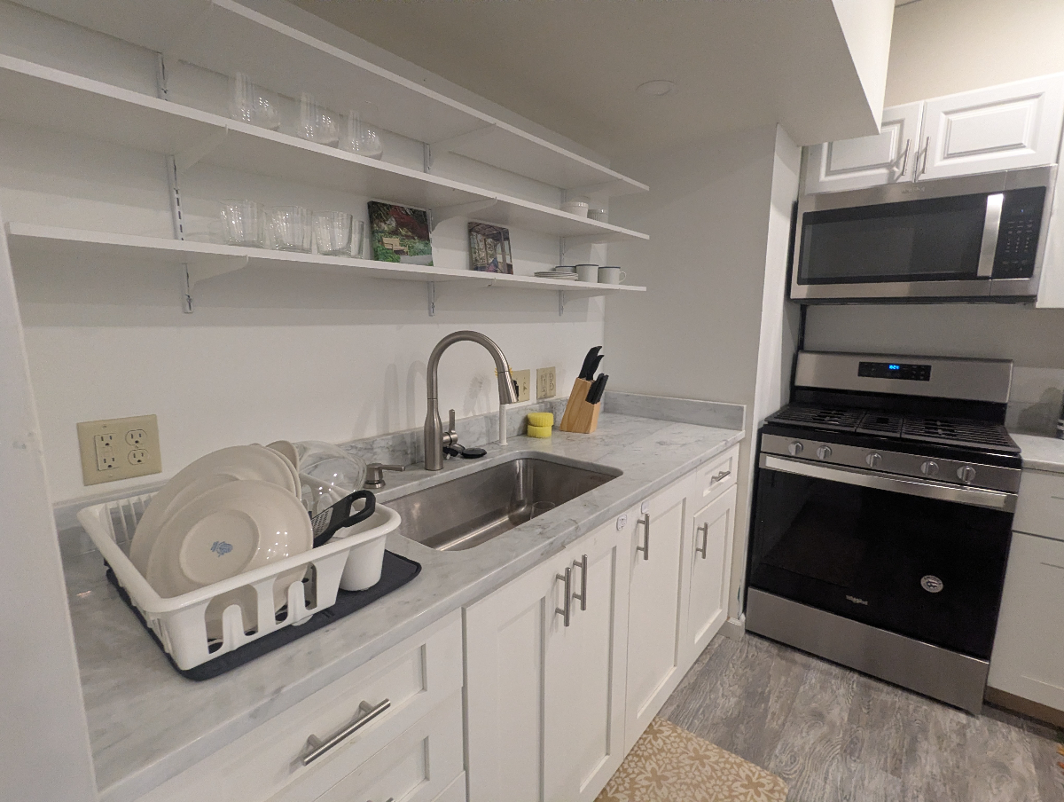 Relaxing, quiet, stylish apartment close to everything, yet nestled in the woods. pet friendly! - Photo 10