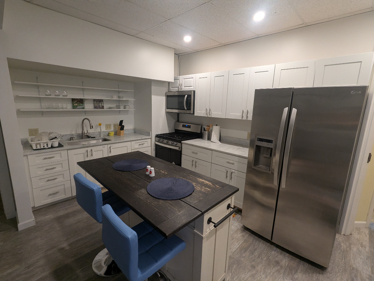 Relaxing, quiet, stylish apartment close to everything, yet nestled in the woods. pet friendly! - Photo 11
