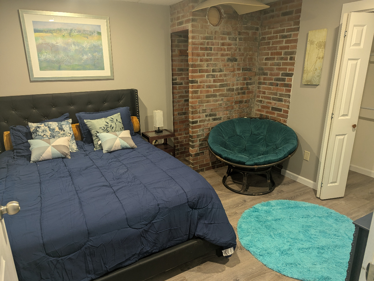 Relaxing, quiet, stylish apartment close to everything, yet nestled in the woods. pet friendly! - Photo 9
