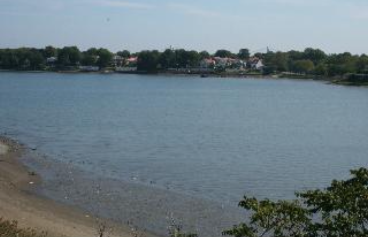 Furnished Waterfront Duplex With Rooftop Views, Parking And Space For Six - Photo 12