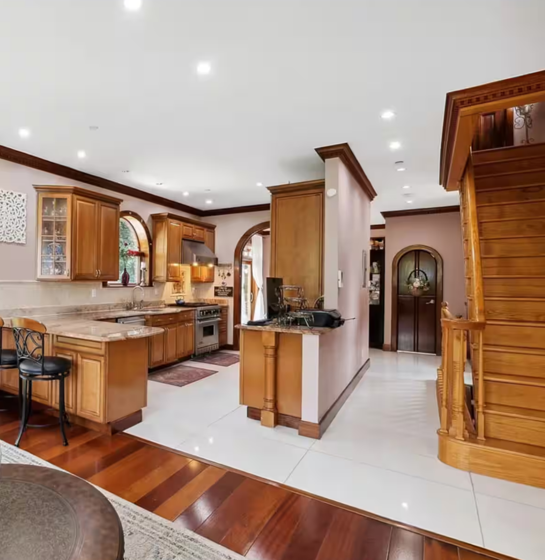 Furnished Waterfront Duplex With Rooftop Views, Parking And Space For Six - Photo 2
