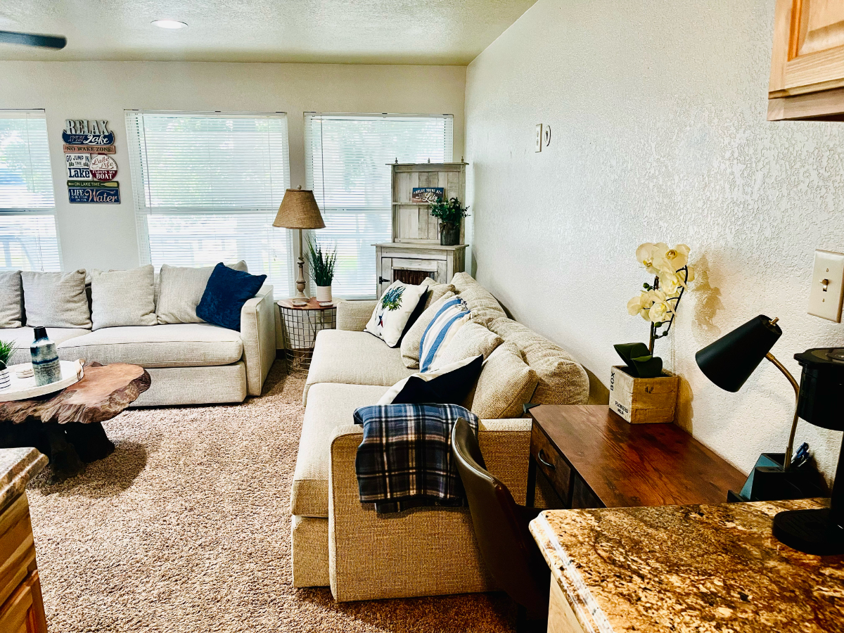 Furnished Lakefront Retreat | Utilities Included | 10 Min to Medical City - Photo 6