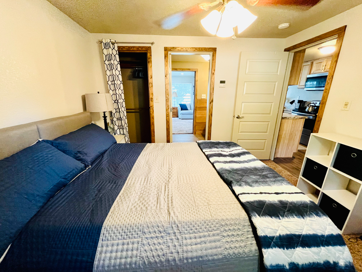 Furnished Lakefront Retreat | Utilities Included | 10 Min to Medical City - Photo 11