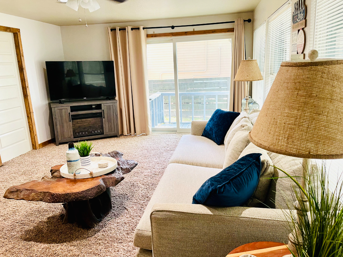 Furnished Lakefront Retreat | Utilities Included | 10 Min to Medical City - Photo 2