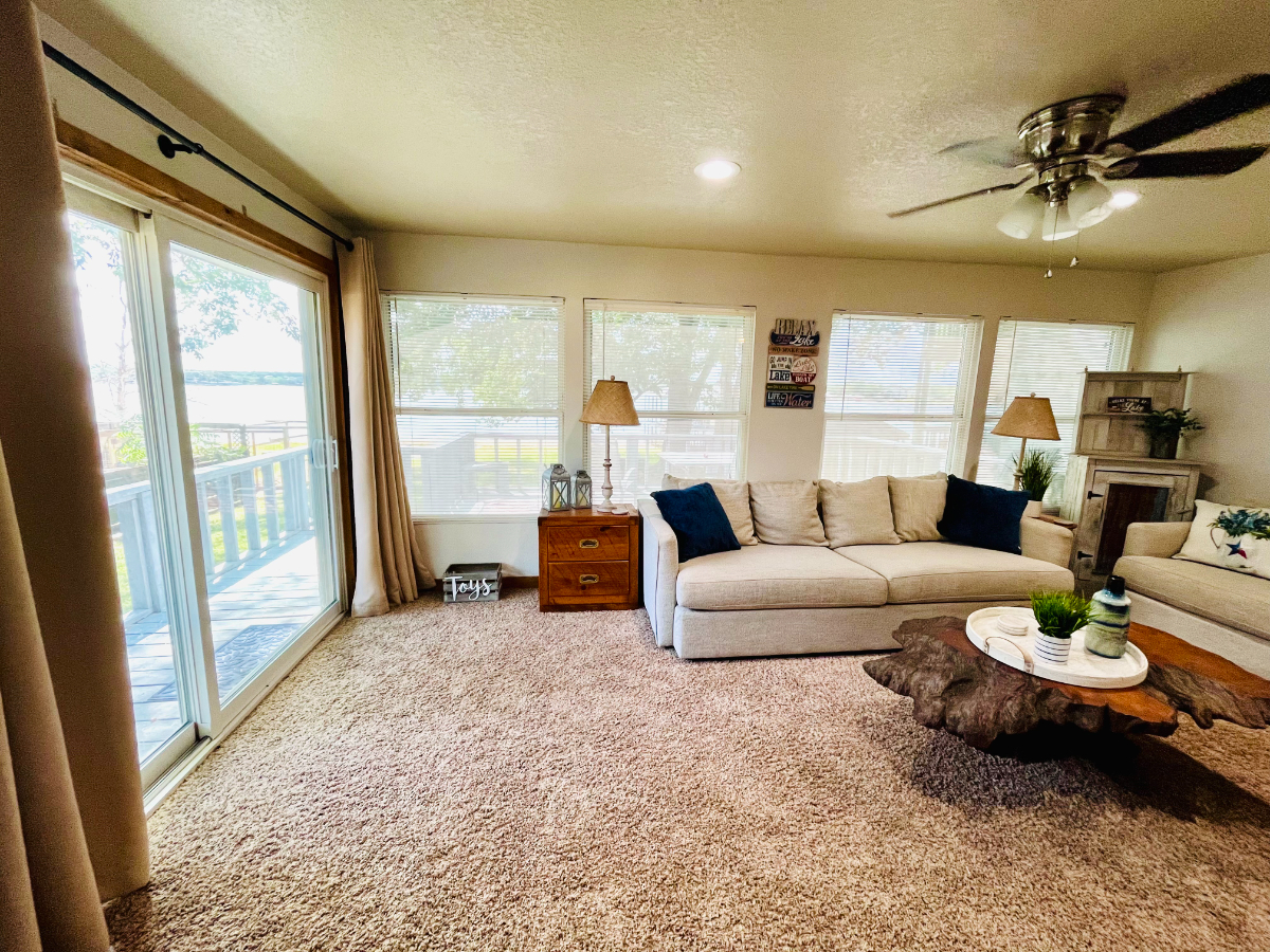 Furnished Lakefront Retreat | Utilities Included | 10 Min to Medical City - Photo 4