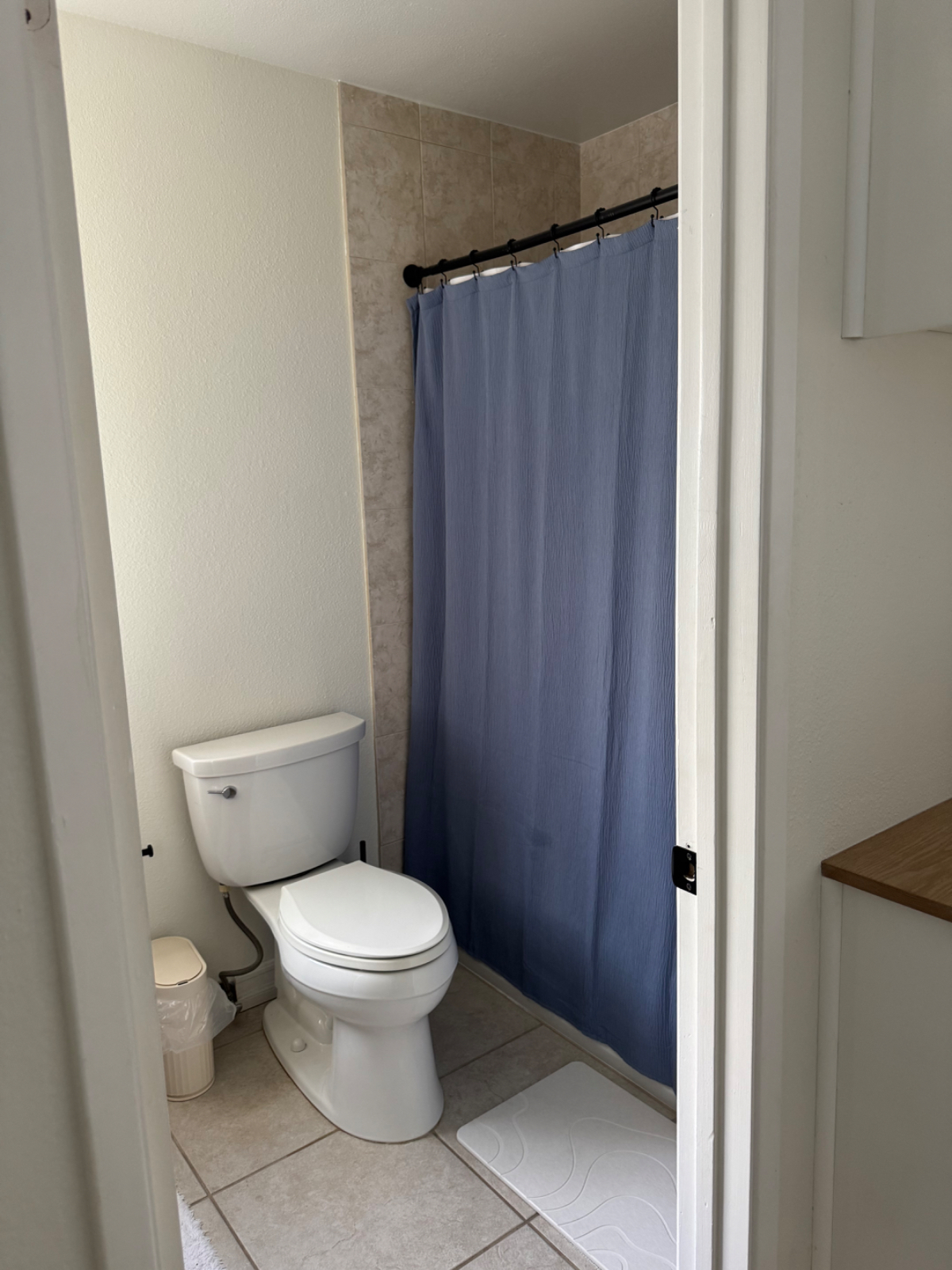 Private Bedroom + Bathroom - Home with Pool - Photo 3
