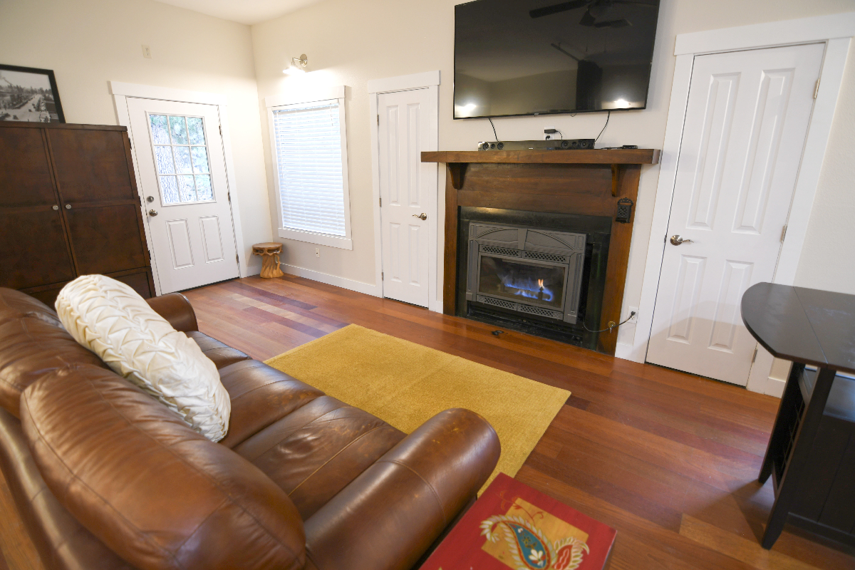 Furnished 600 sq ft studio (Utilities included, single occupancy) - Photo 2