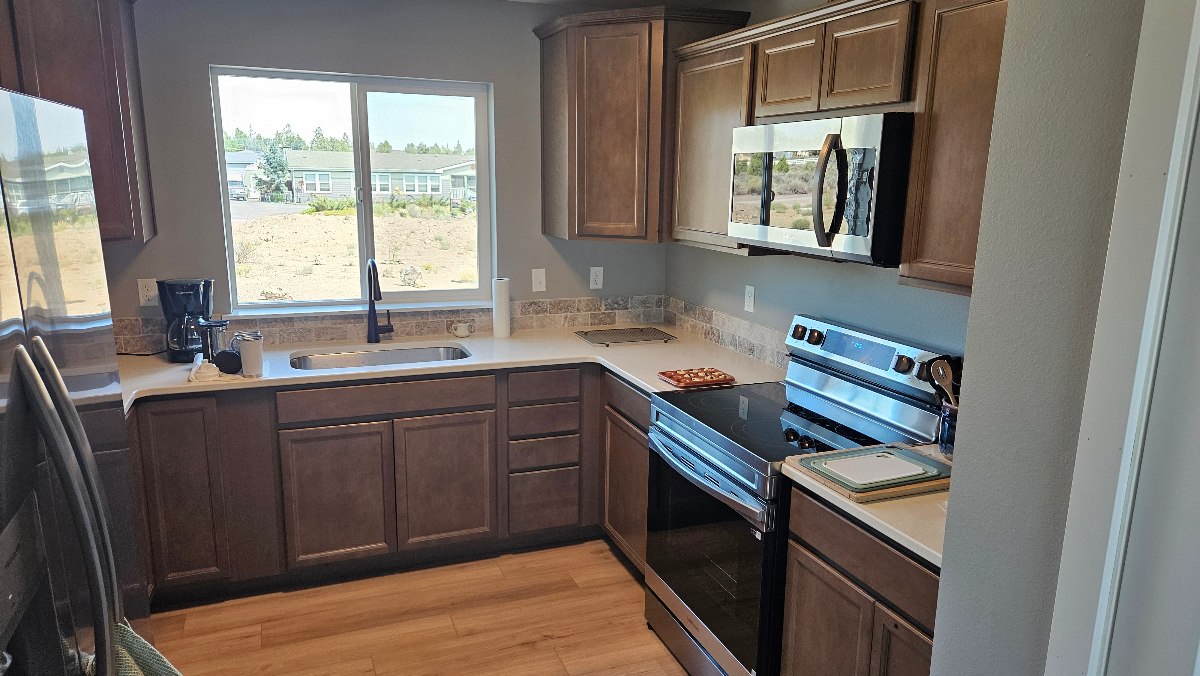 New Listing - Beautiful brand new fully furnished Bend home. - Photo 3