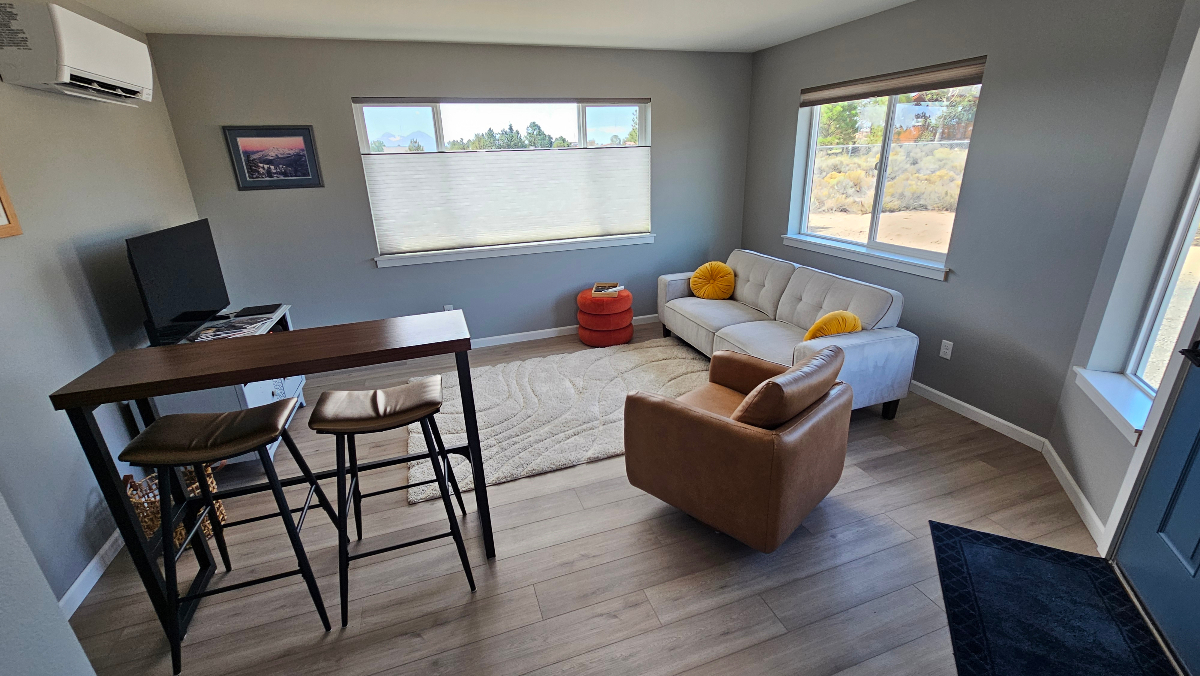 New Listing - Beautiful brand new fully furnished Bend home. - Photo 2