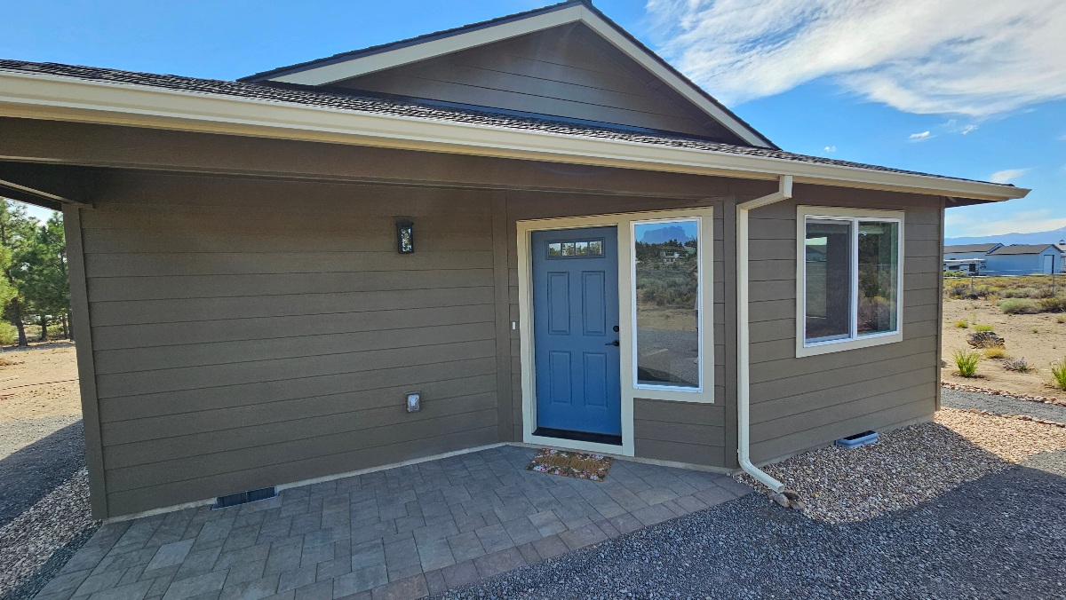 New Listing - Beautiful brand new fully furnished Bend home. - Photo 1