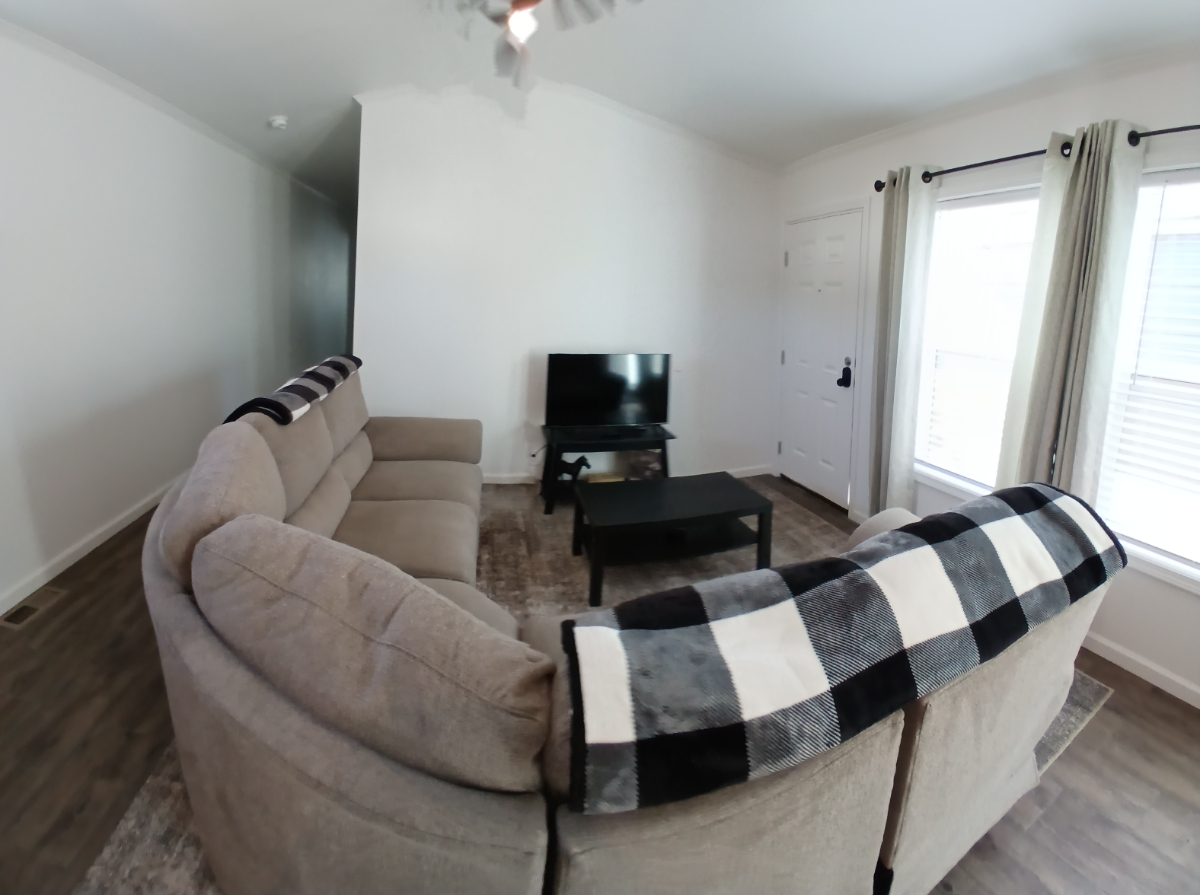 Beautiful home Pet friendly. Front door parking. - Photo 2