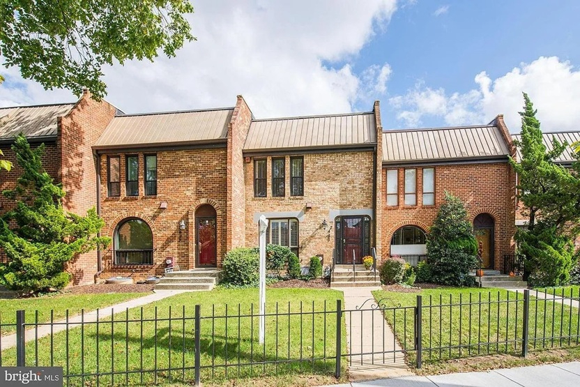 Spacious 4BR-3.5BA House w/ Parking, Fenced Patio | Walk to Metro & Downtown Takoma and Silver Sprin - Photo 4