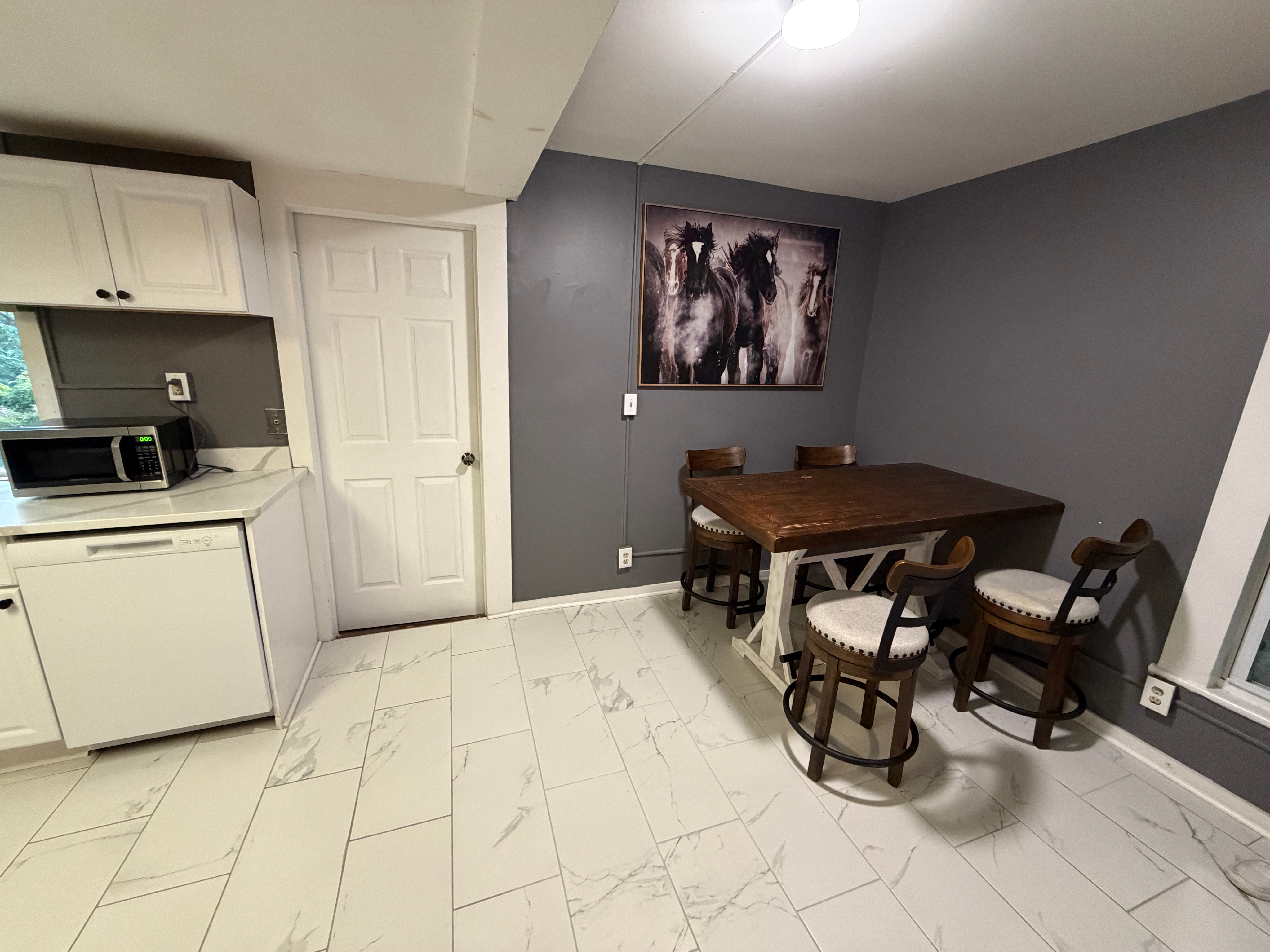 2 XL Bedrooms in Downtown Saratoga - Photo 9