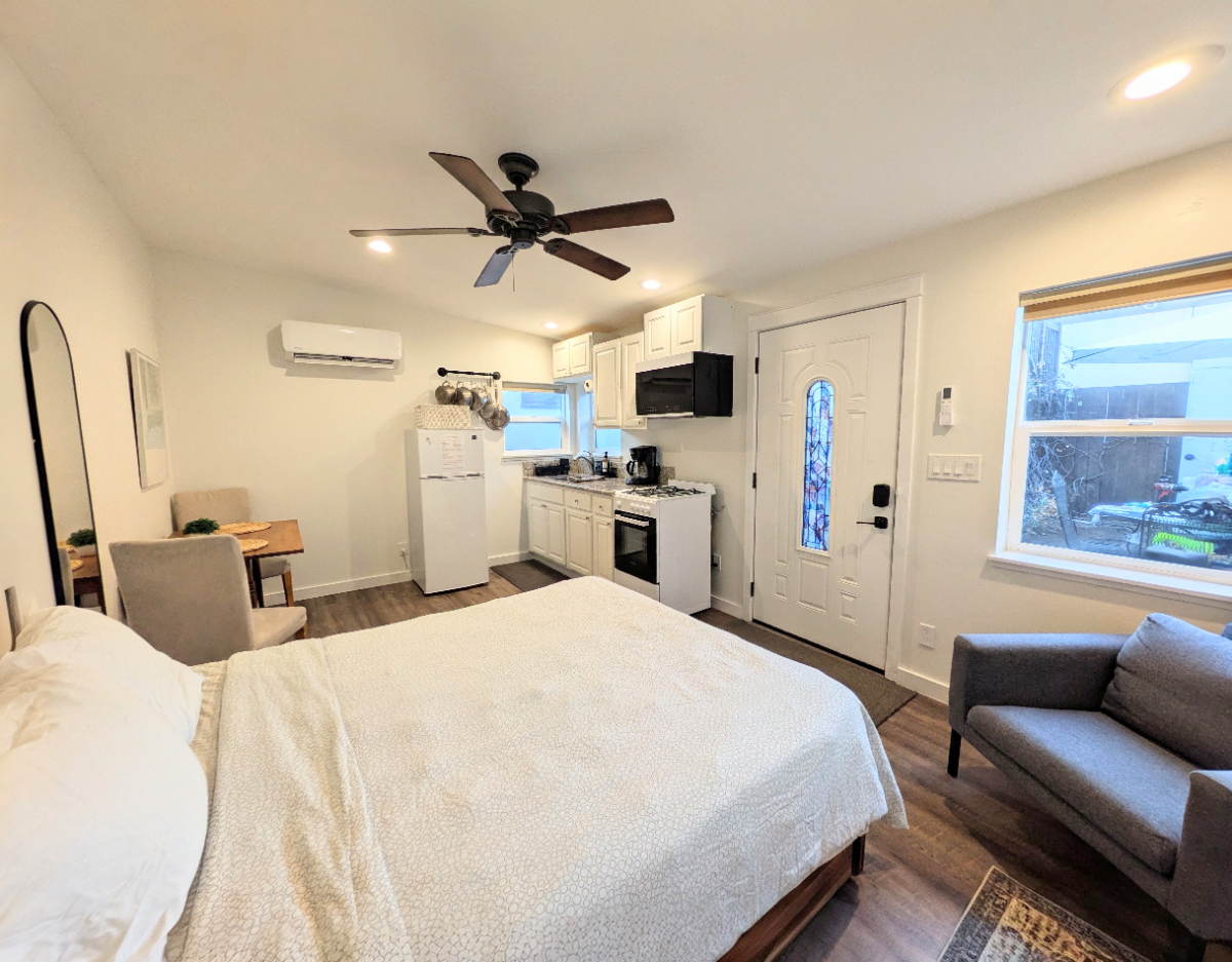 Travel Nurse & Professional Dream: Walkable San Diego Studio Near Hospitals - Photo 4