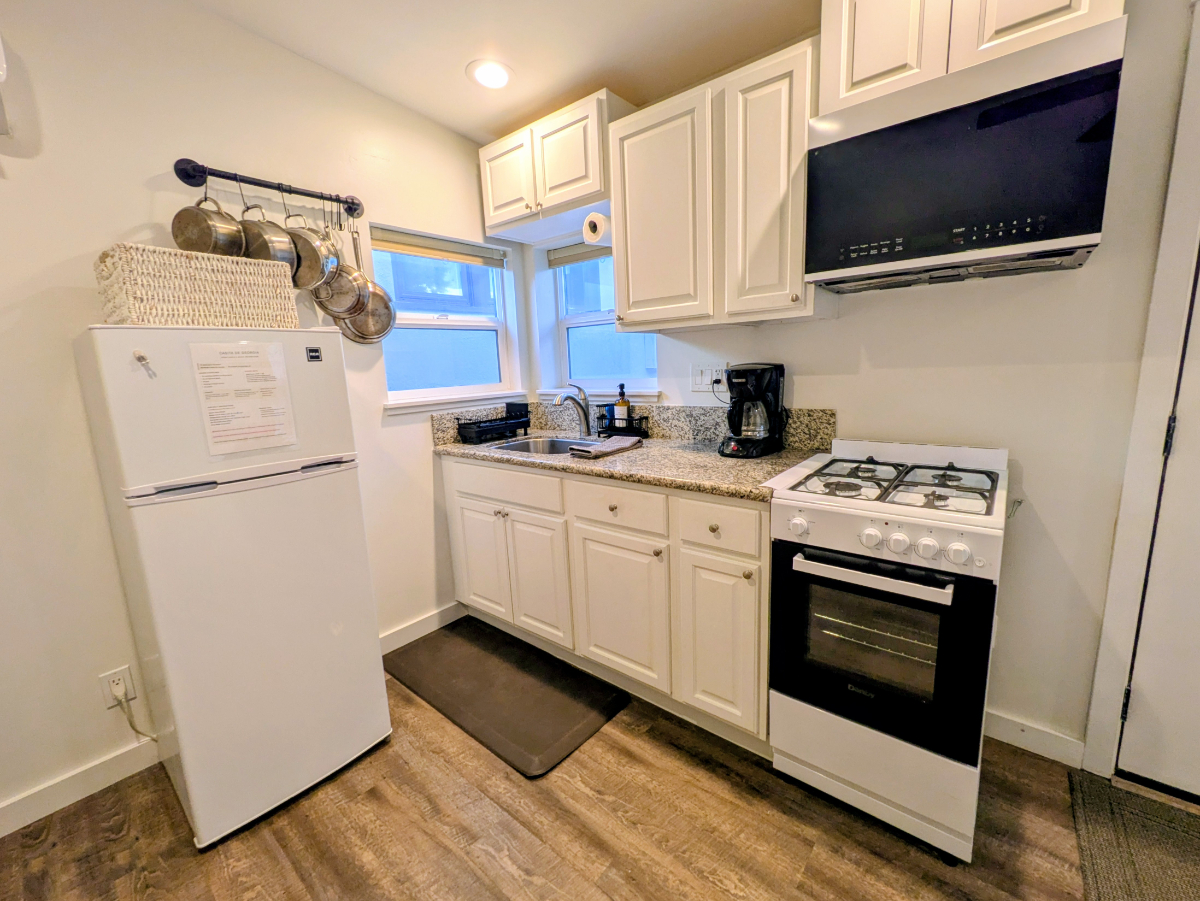 Travel Nurse & Professional Dream: Walkable San Diego Studio Near Hospitals - Photo 6