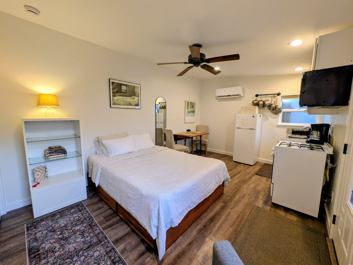 Travel Nurse & Professional Dream: Walkable San Diego Studio Near Hospitals - Photo 3