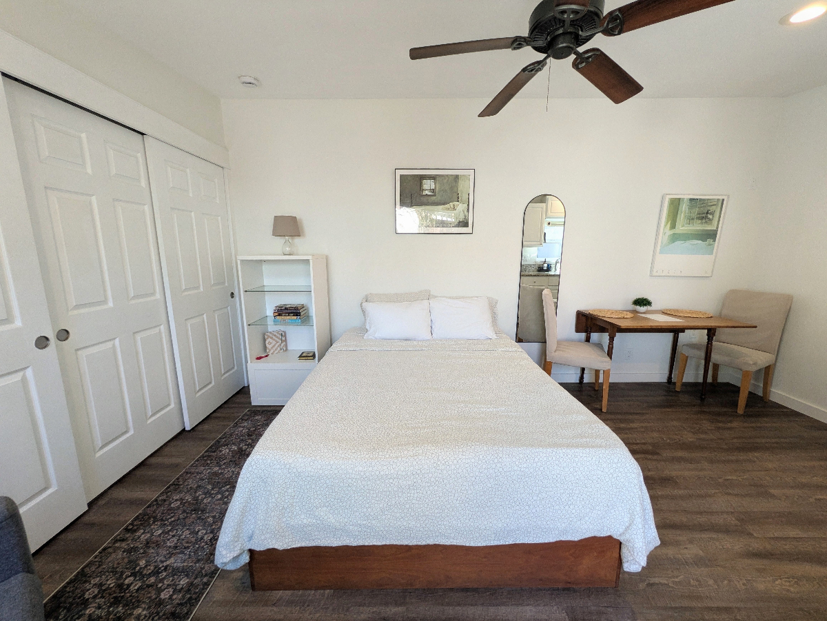 Travel Nurse & Professional Dream: Walkable San Diego Studio Near Hospitals - Photo 2