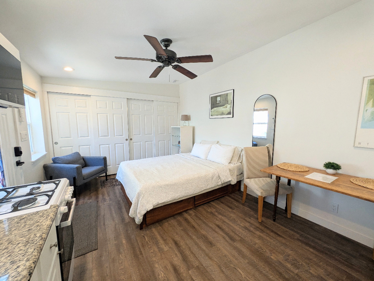 Travel Nurse & Professional Dream: Walkable San Diego Studio Near Hospitals - Photo 1