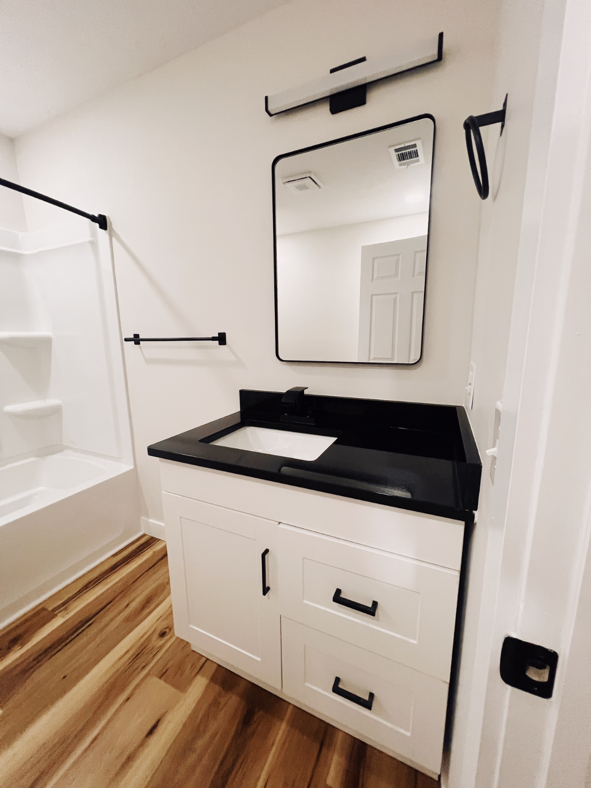 Brand New Upscale Apartment - Photo 7