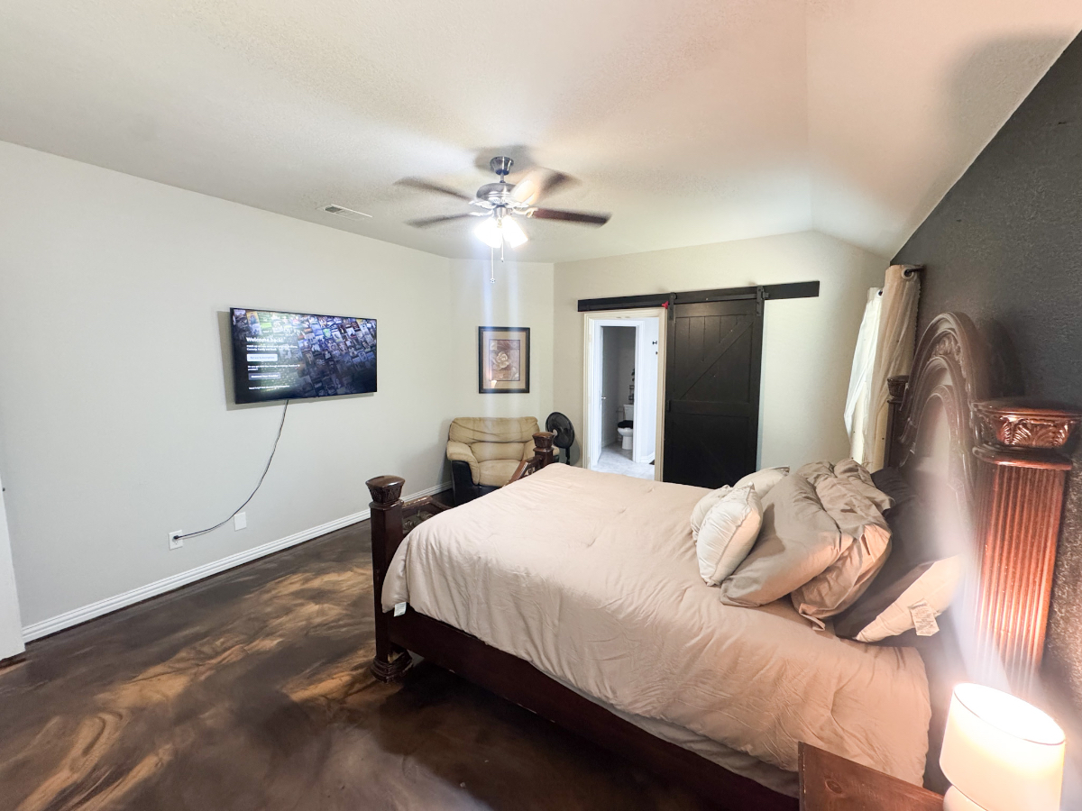 Comfortable, Country Feel Home - Photo 5