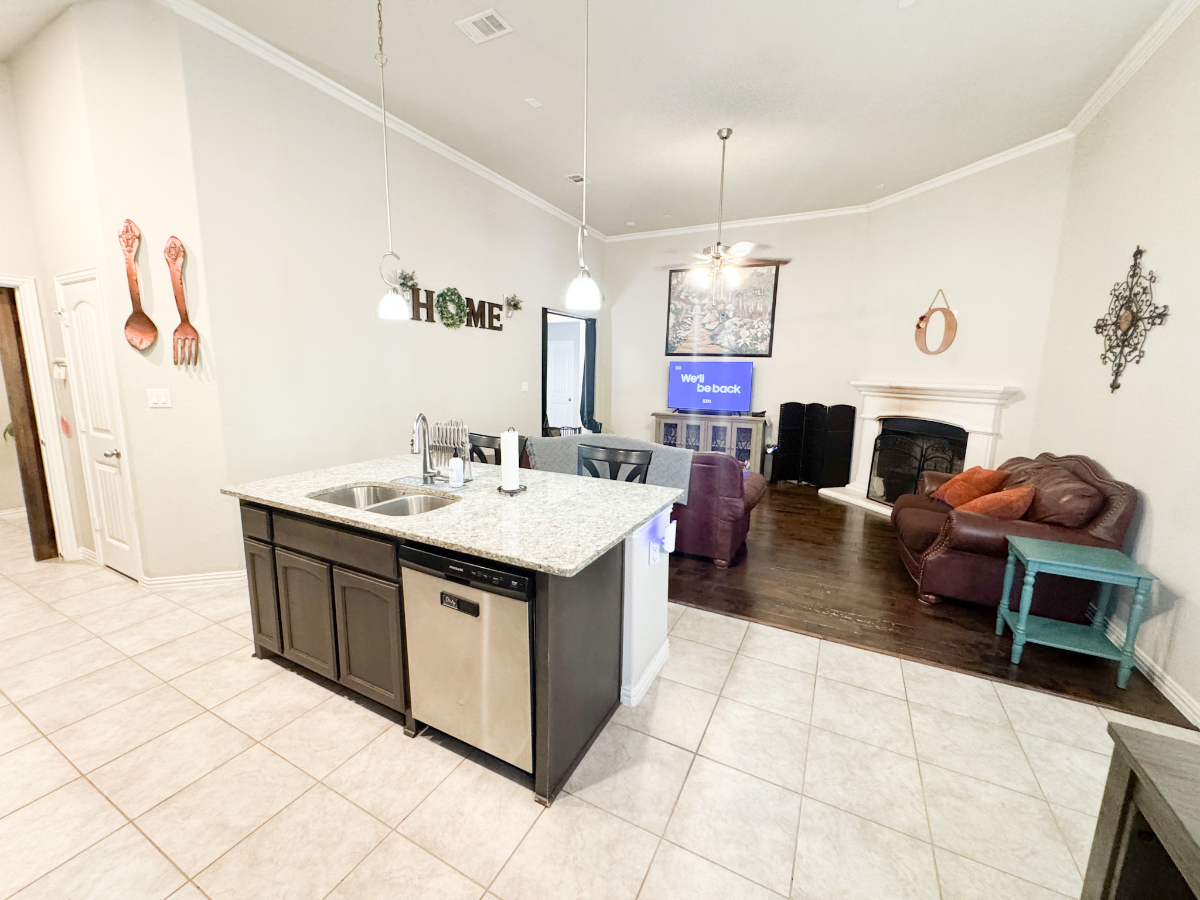 Comfortable, Country Feel Home - Photo 9