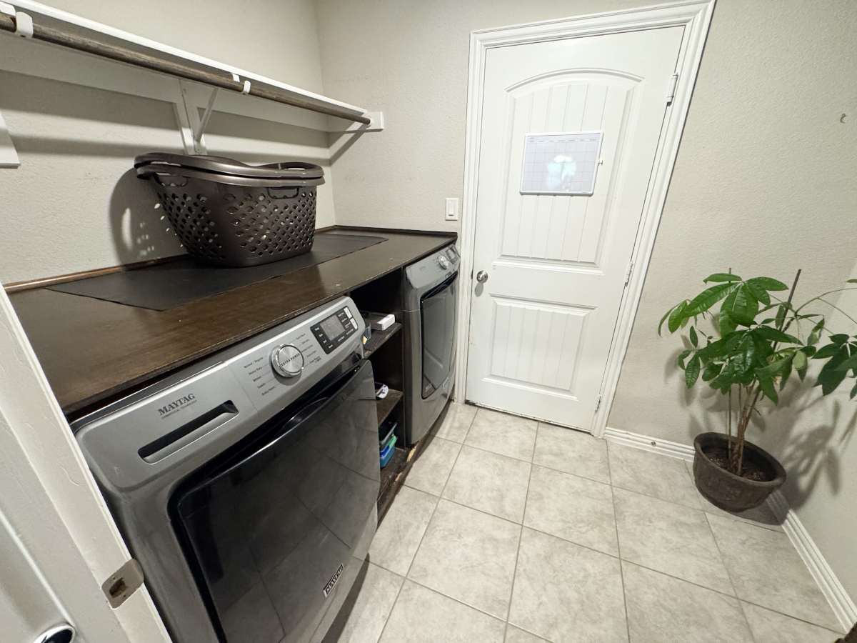 Comfortable, Country Feel Home - Photo 10