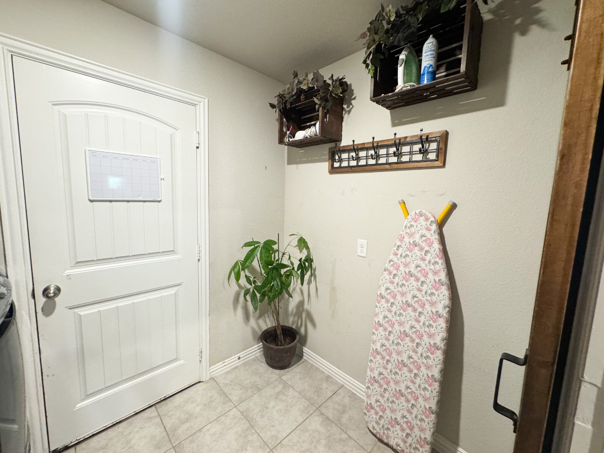 Comfortable, Country Feel Home - Photo 11