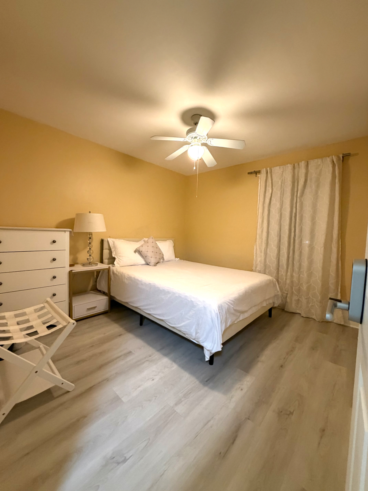 Spacious 4-Bedroom Home - Perfect for Families & Groups - Photo 3