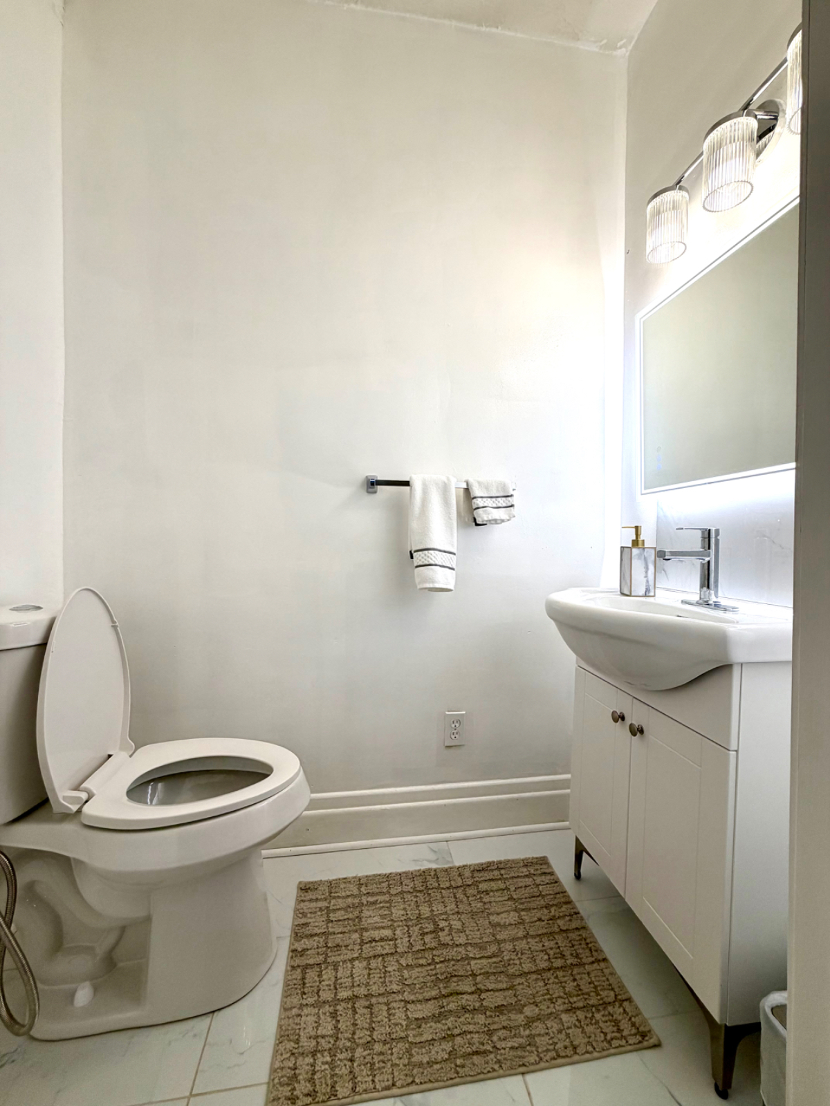Spacious 4-Bedroom Home - Perfect for Families & Groups - Photo 2