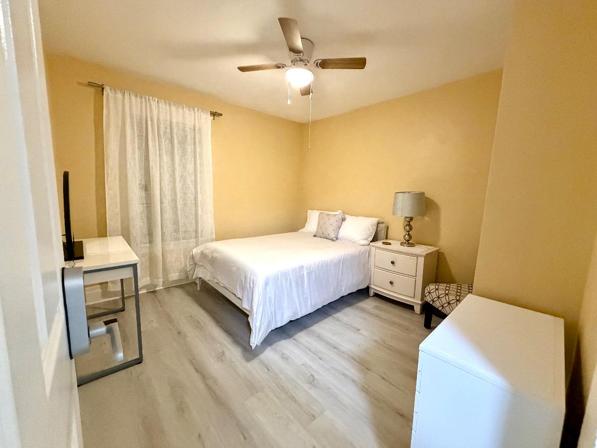 Spacious 4-Bedroom Home - Perfect for Families & Groups - Photo 4