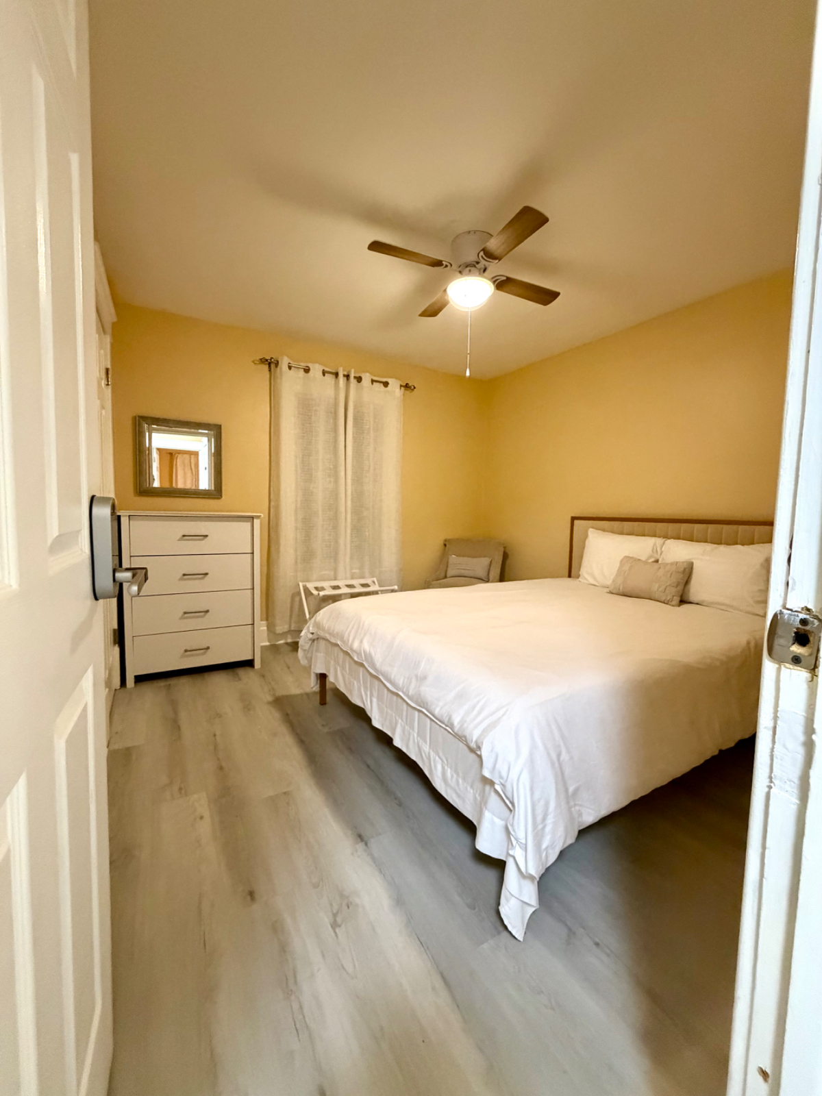 Spacious 4-Bedroom Home - Perfect for Families & Groups - Photo 5
