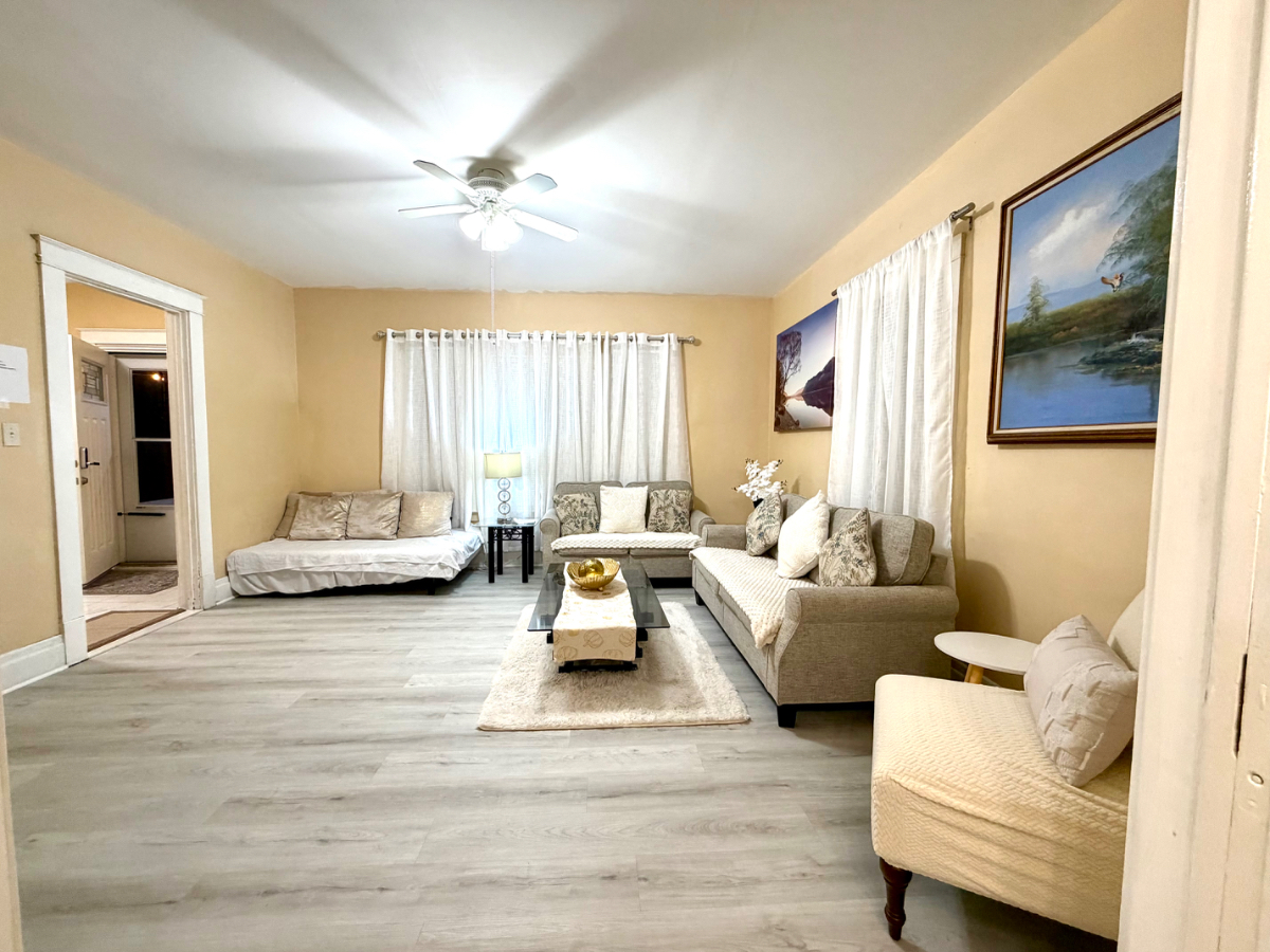 Spacious 4-Bedroom Home - Perfect for Families & Groups - Photo 1
