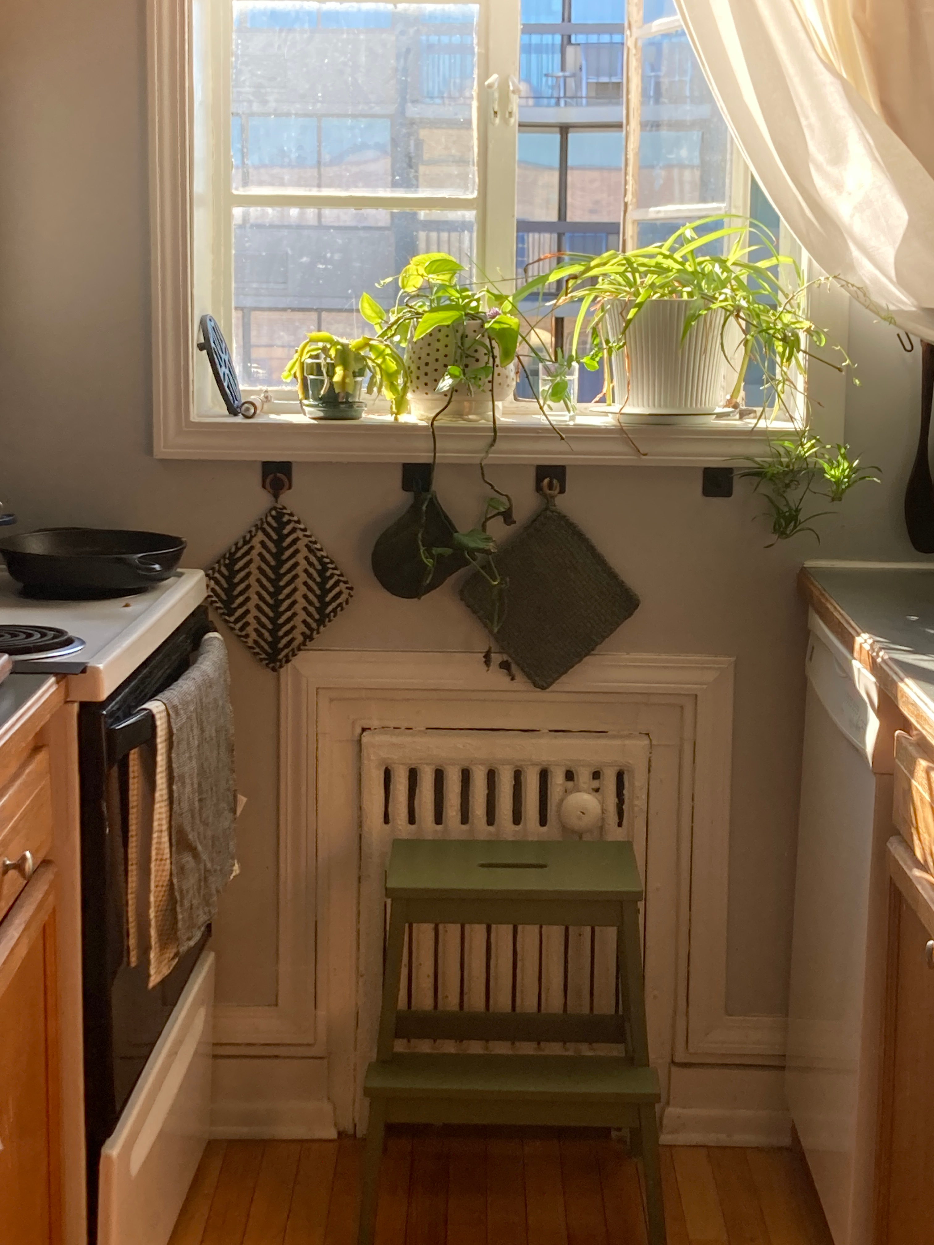 Cozy Center City Studio Room with Ensuite Bath - Photo 3