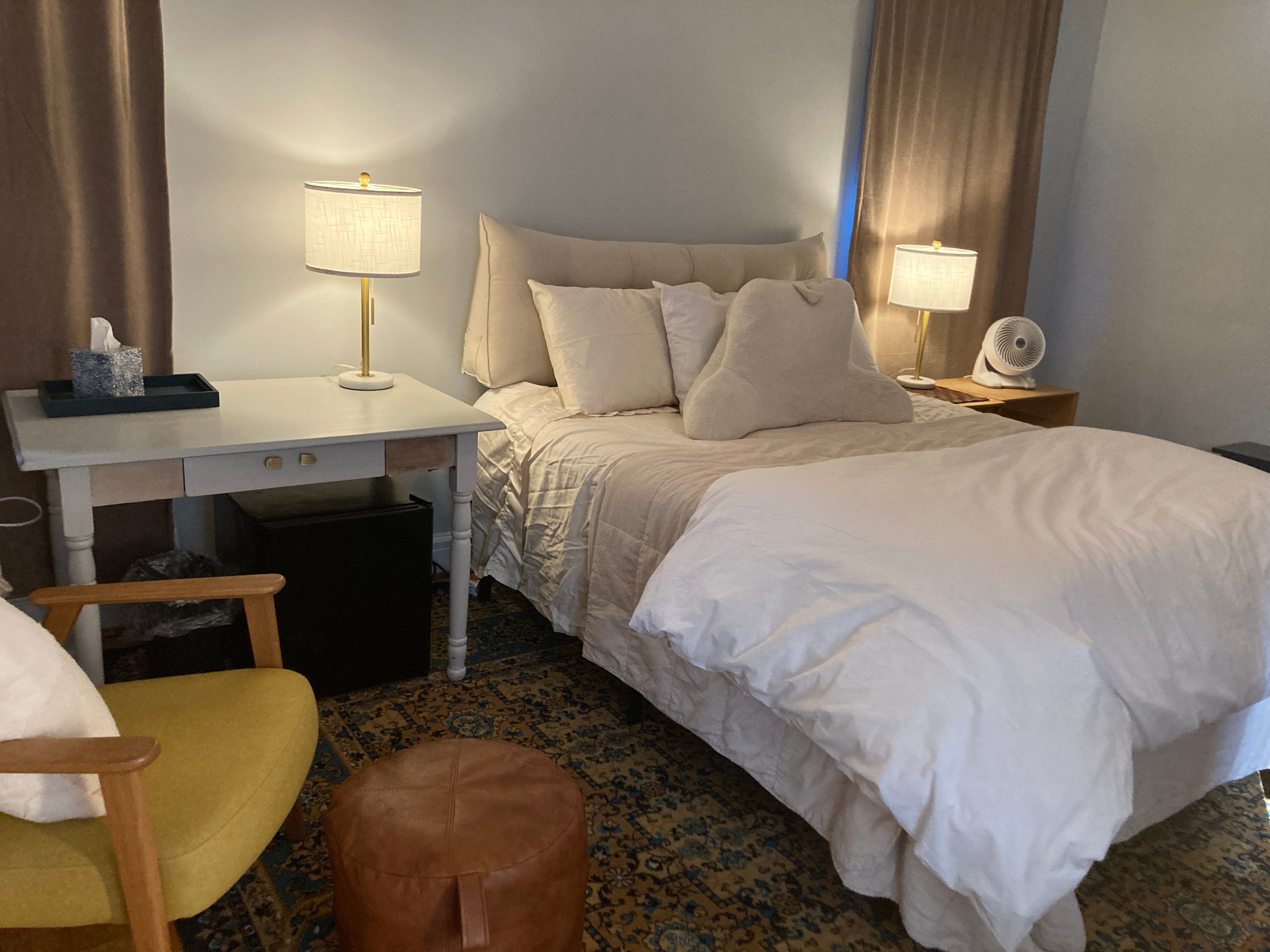 Cozy Center City Studio Room with Ensuite Bath - Photo 7