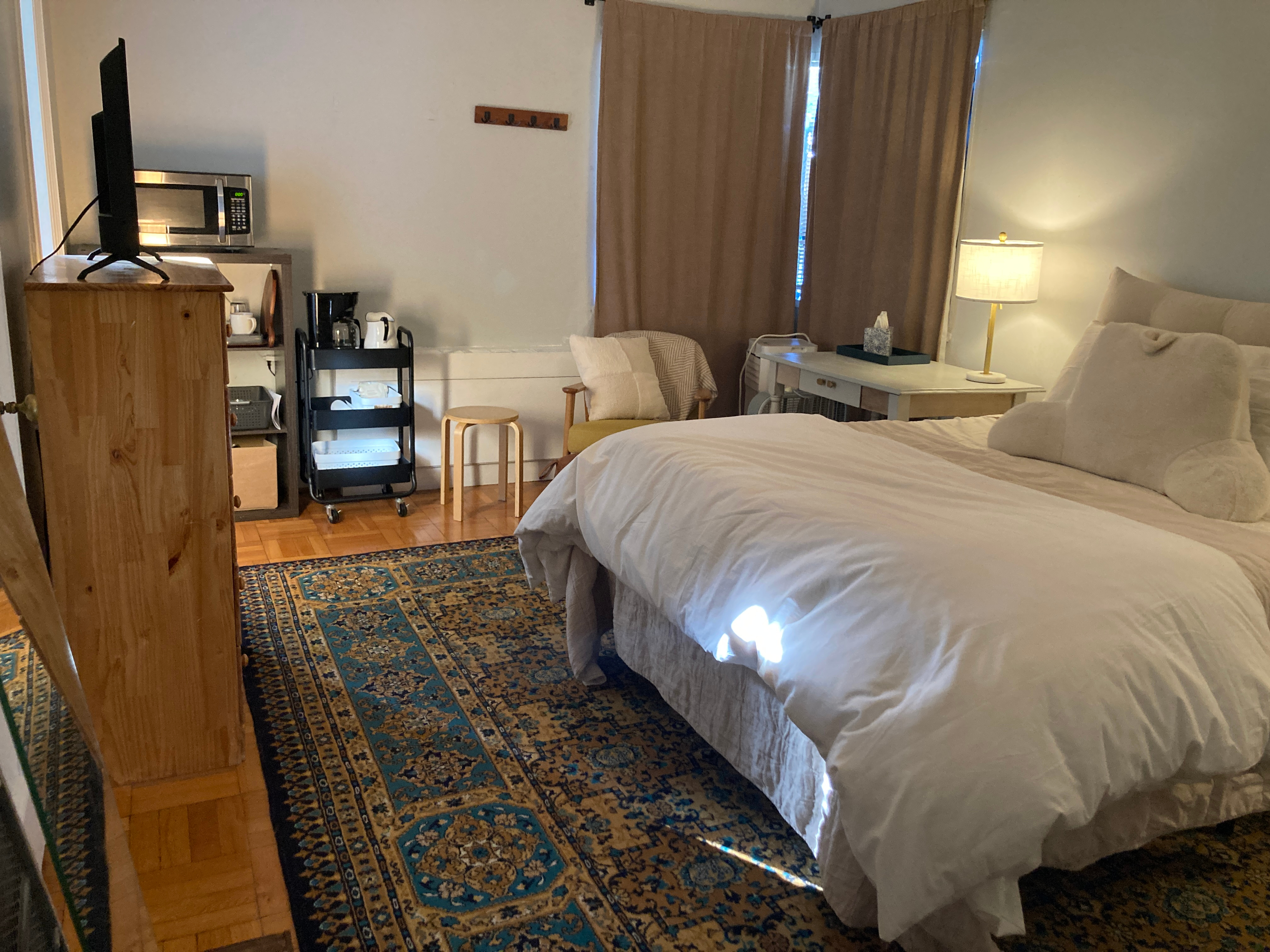 Cozy Center City Studio Room with Ensuite Bath - Photo 9