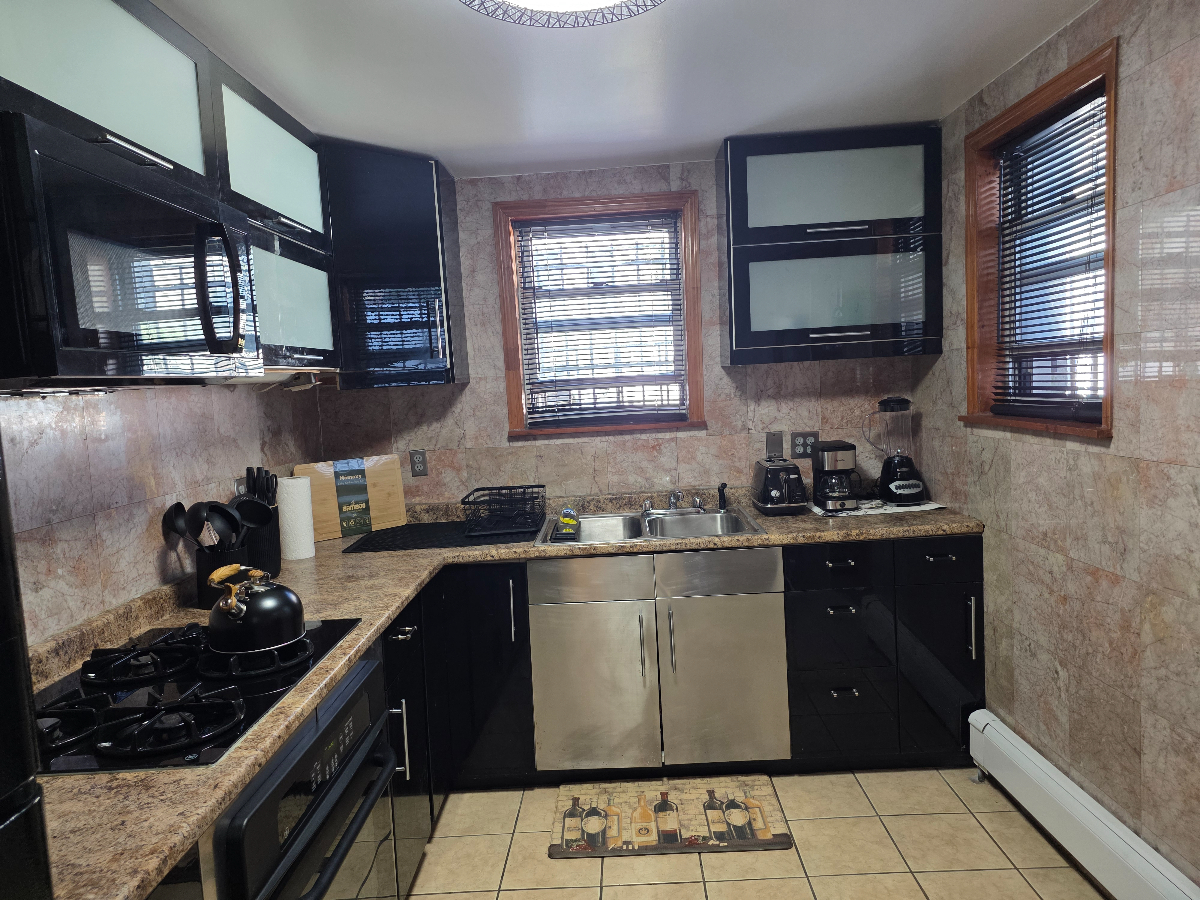 Charming Brooklyn Apartment With Private Entrance, Natural Light And Backyard Access - Photo 4