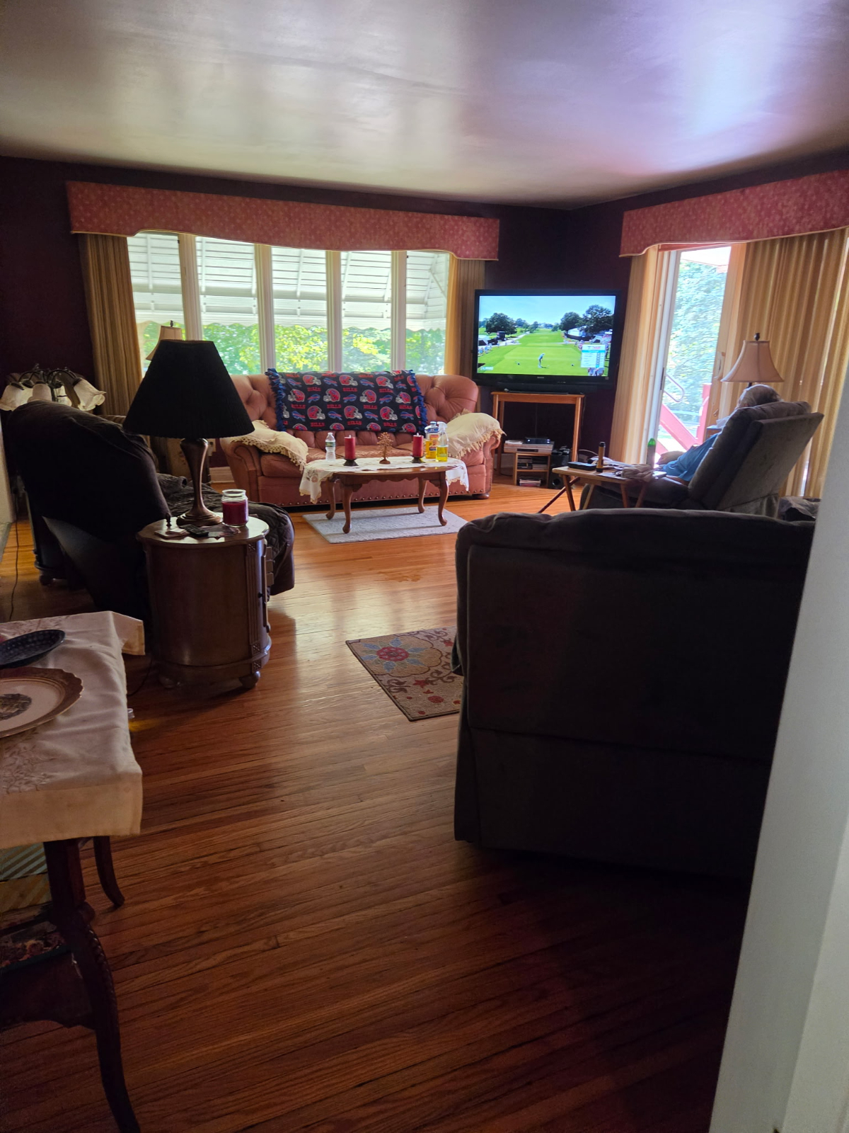 Cozy 2-bedroom house in pleasant East Aurora with AC and fitness room - Photo 1