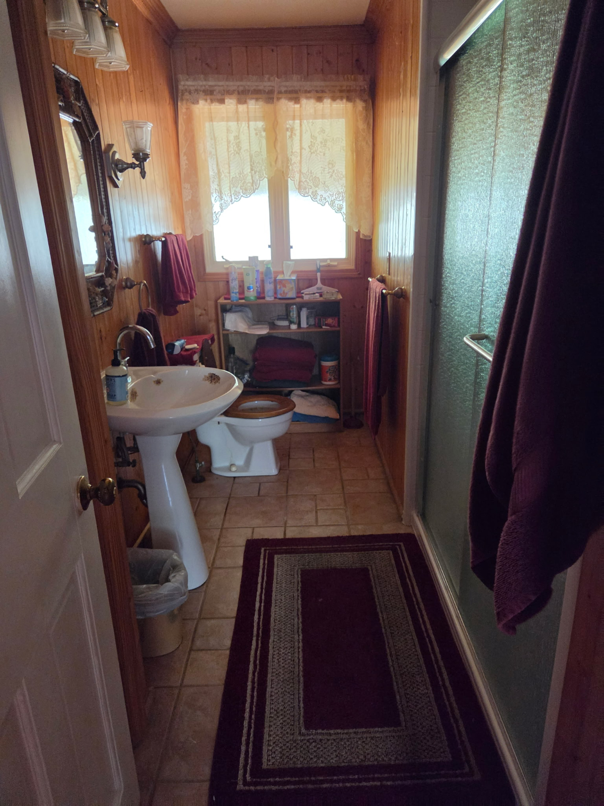 Cozy 2-bedroom house in pleasant East Aurora with AC and fitness room - Photo 2