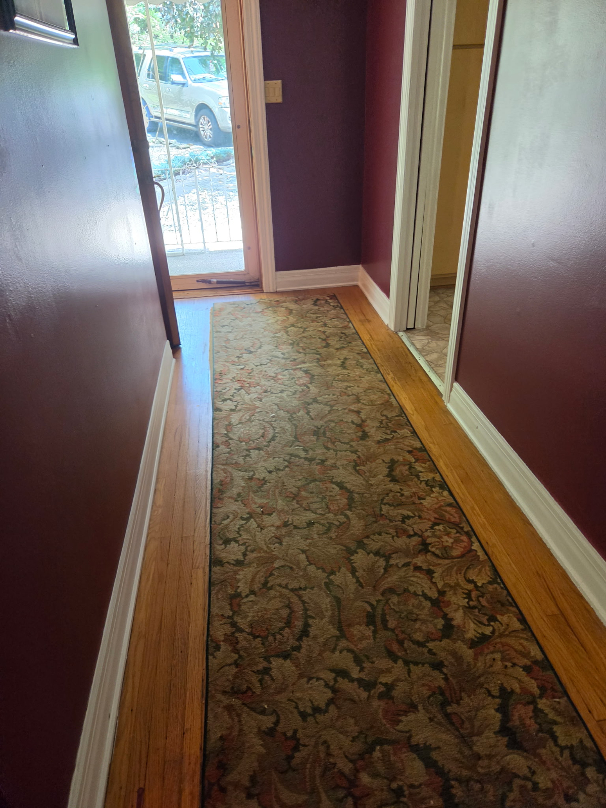 Cozy 2-bedroom house in pleasant East Aurora with AC and fitness room - Photo 4