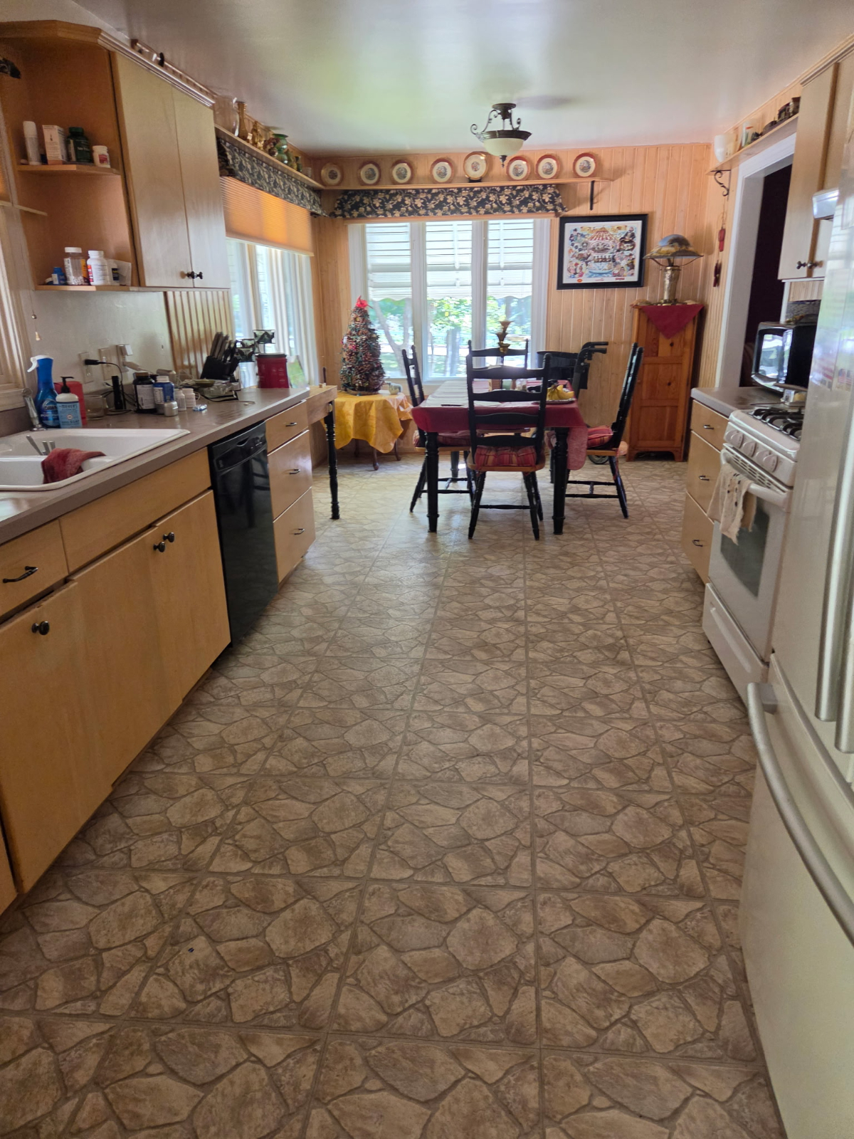 Cozy 2-bedroom house in pleasant East Aurora with AC and fitness room - Photo 5