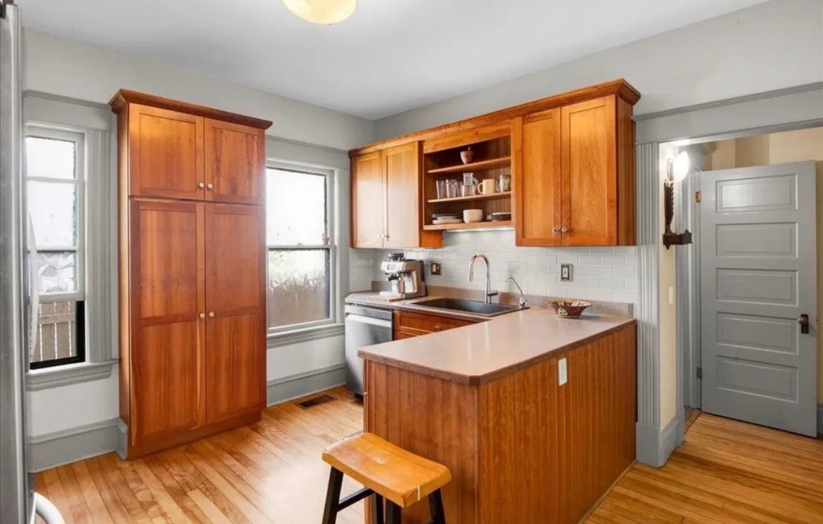 Beautiful 3BR 2.5BA Home | Three Levels | Dedicated Office | Walk to UVM and Church St - Photo 3